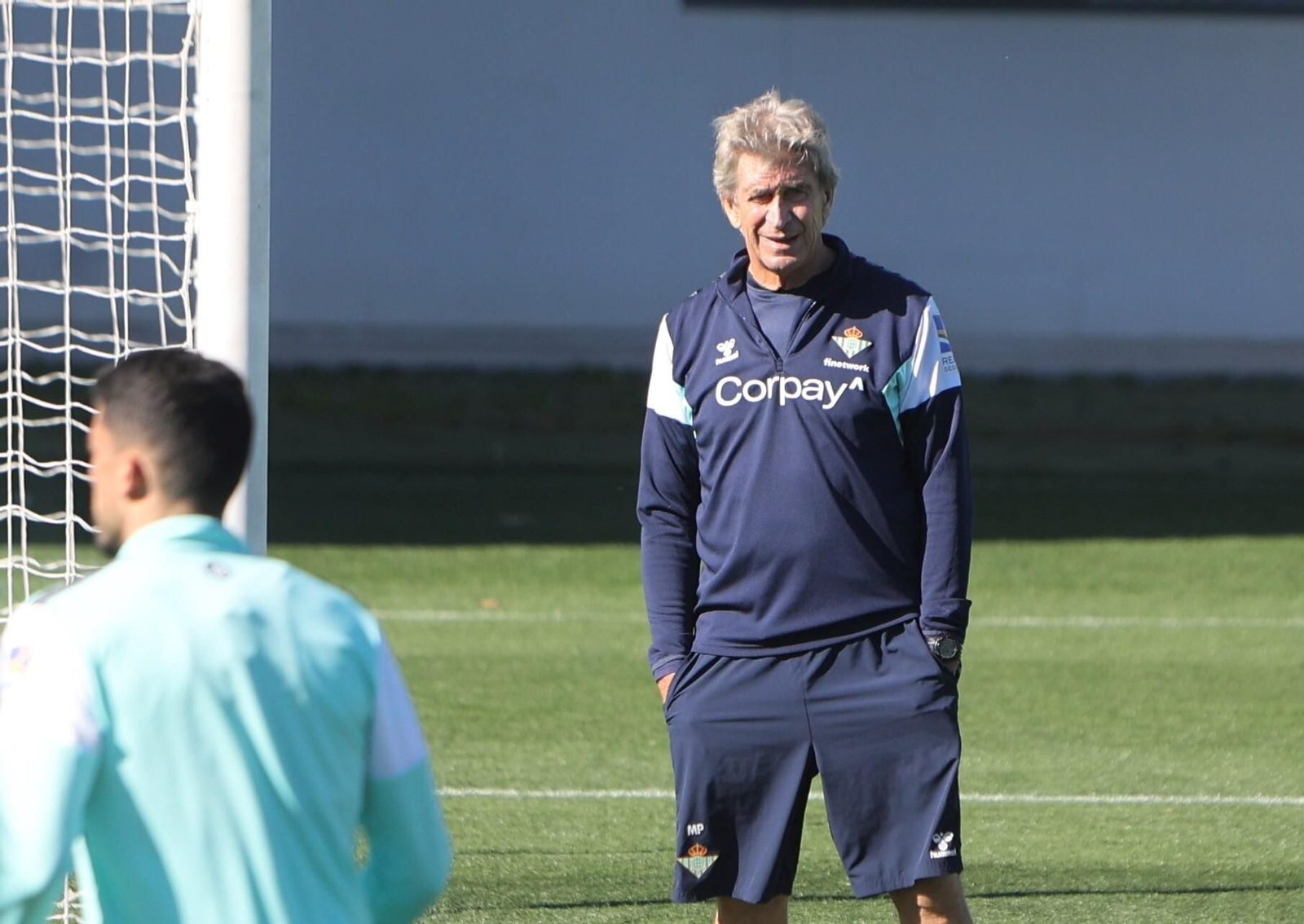 Manuel Pellegrini observa el entrenamiento de sus jugadores.