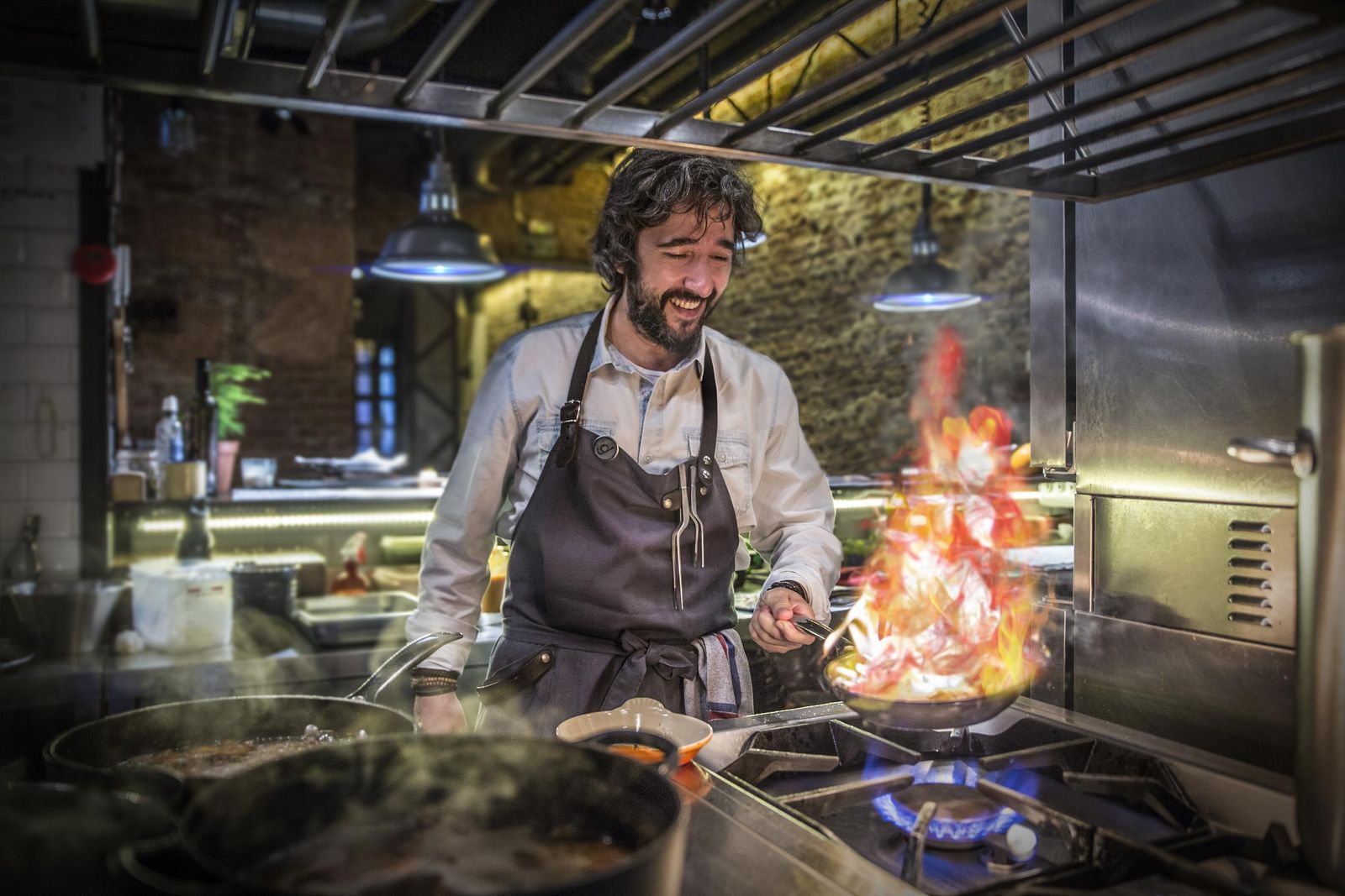 Diego Guerrero, en plena acción entre platos y fogones.