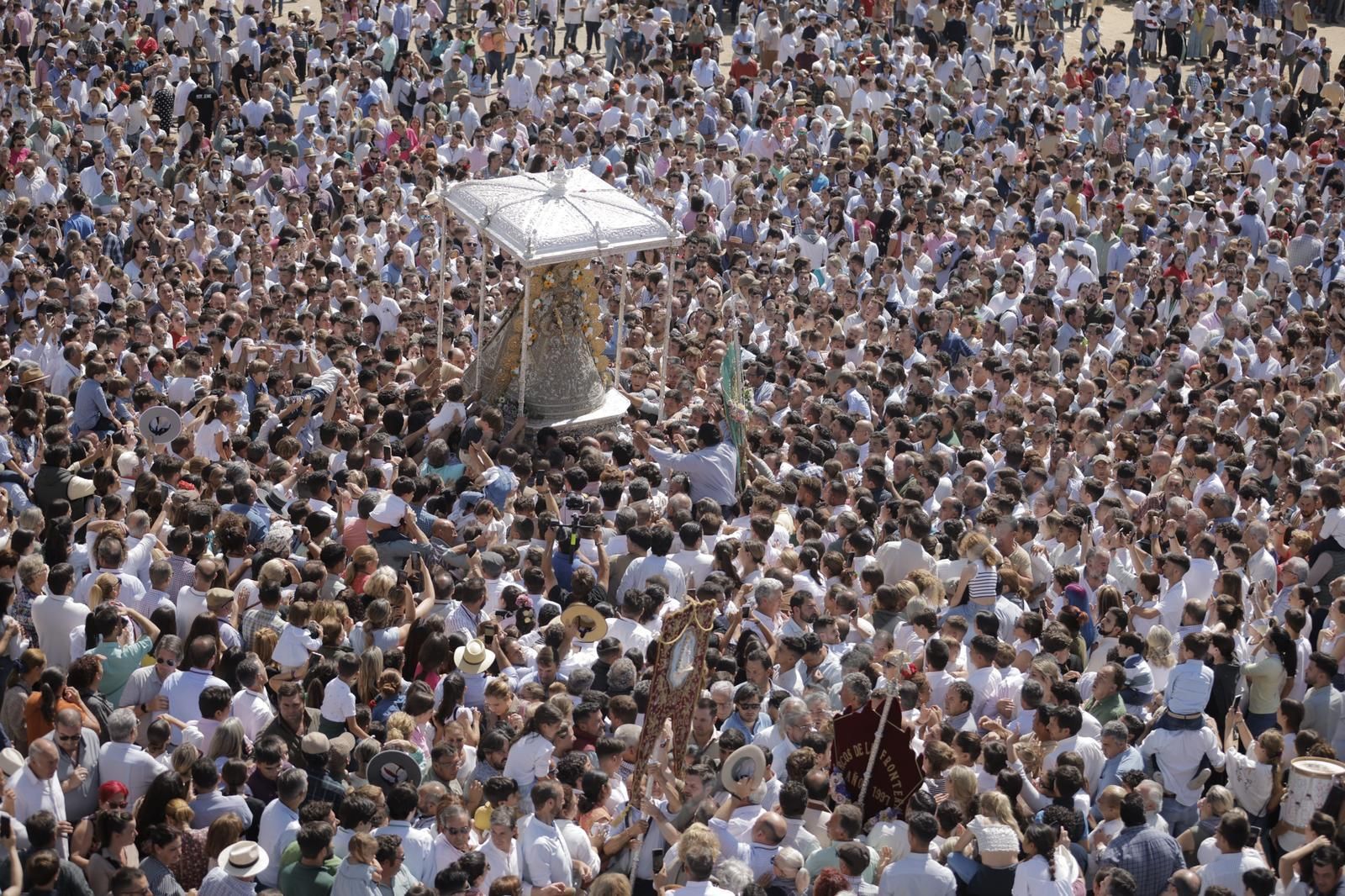 Vivas y plegarias al paso de la Virgen del Rocío por la aldea ante sus hermandades filiales