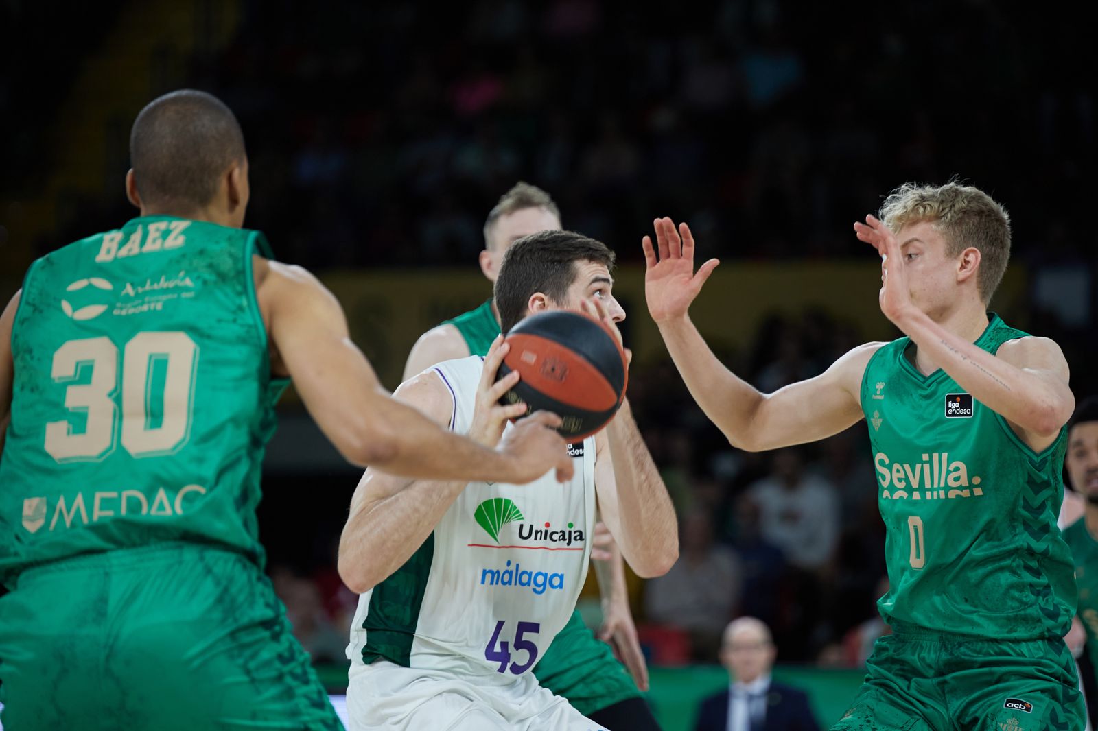 Kravish trata de anotar