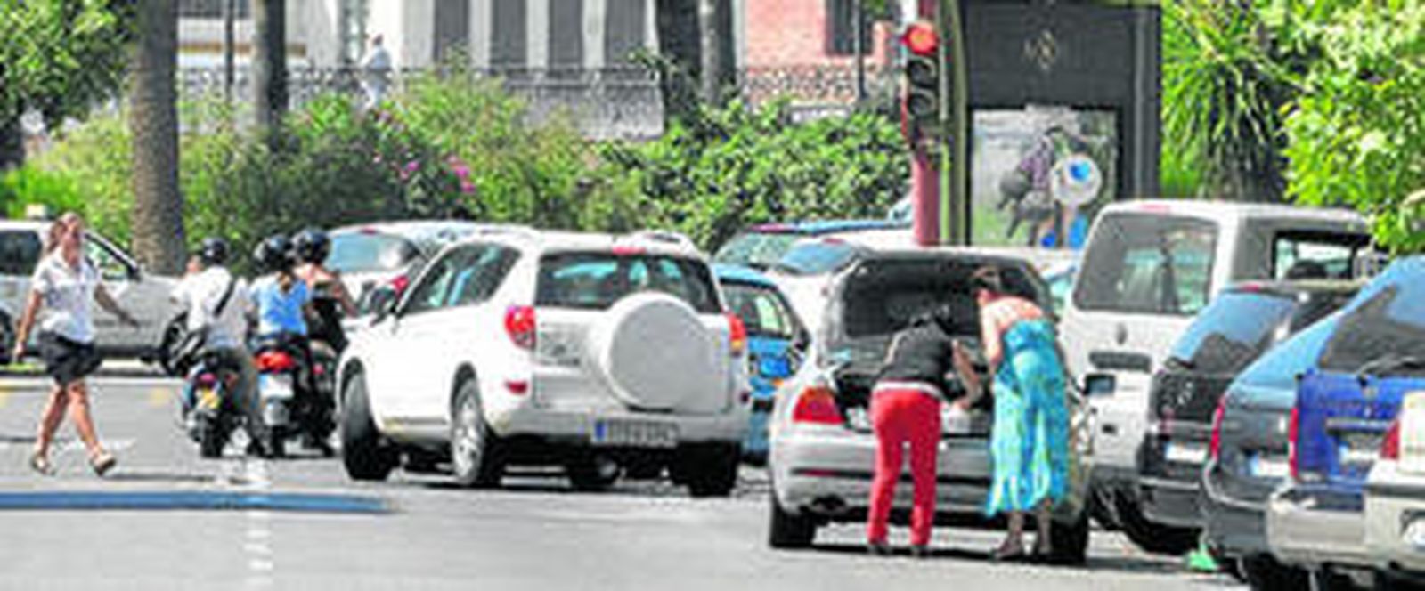 Casi 2.000 multas en sólo 76 días por aparcar en doble fila