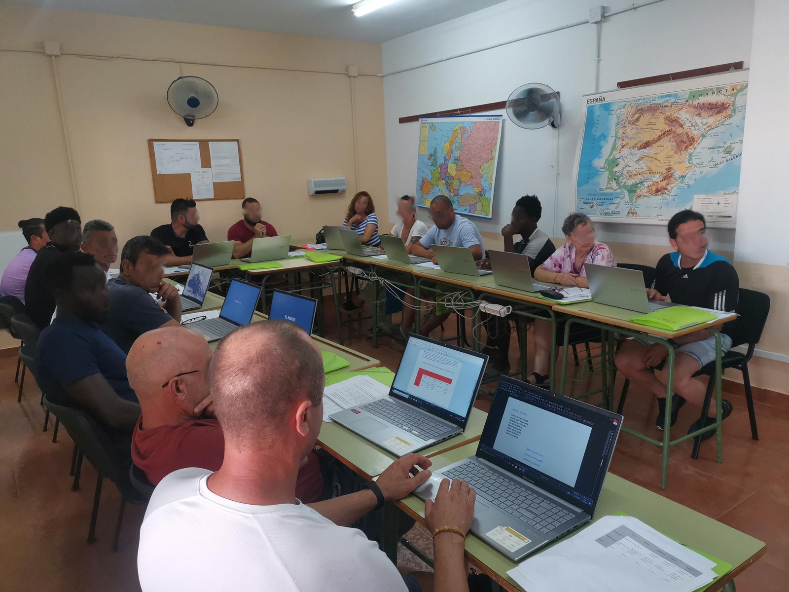 Los alumnos del curso que se desarrolla en las clases de 'El Acebuche'.