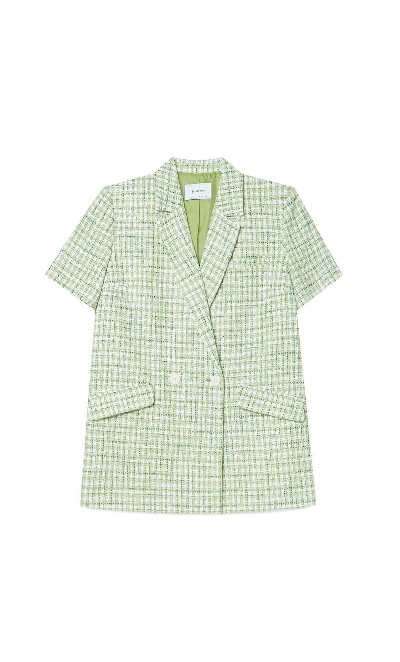 Chaqueta de cuadros verdes y mangas cortas de Stradivarius.