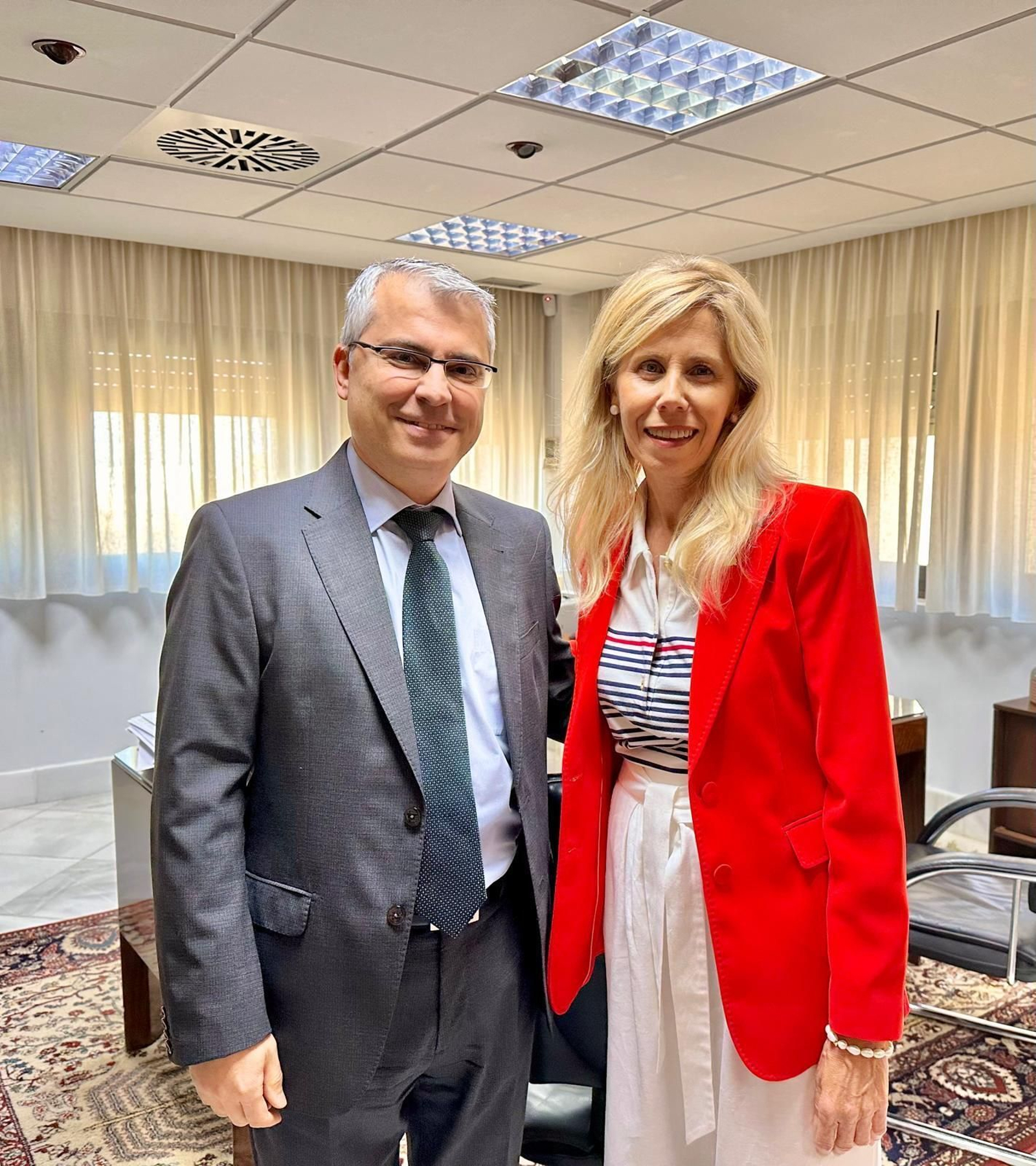 La subdelegada del Gobierno en Huelva, María José Rico Cabrera y el delegado de la Agencia tributaria, Alejandro Sojo.