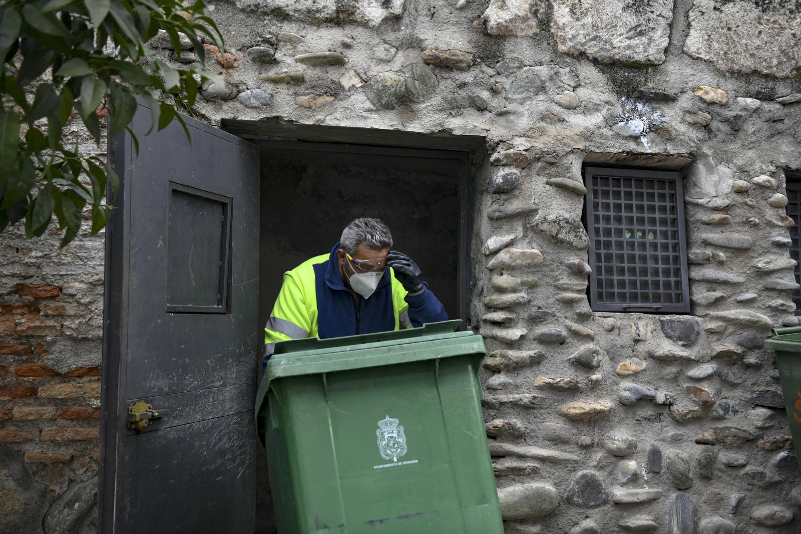 Fotos: acción contra el vandalismo y la suciedad en el Albaicín