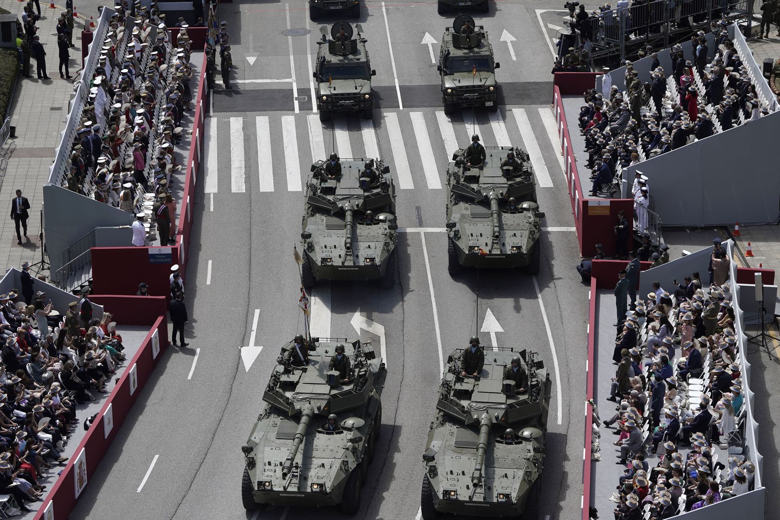Las imágenes del desfile militar en Oviedo con motivo del Día de las Fuerzas Armadas
