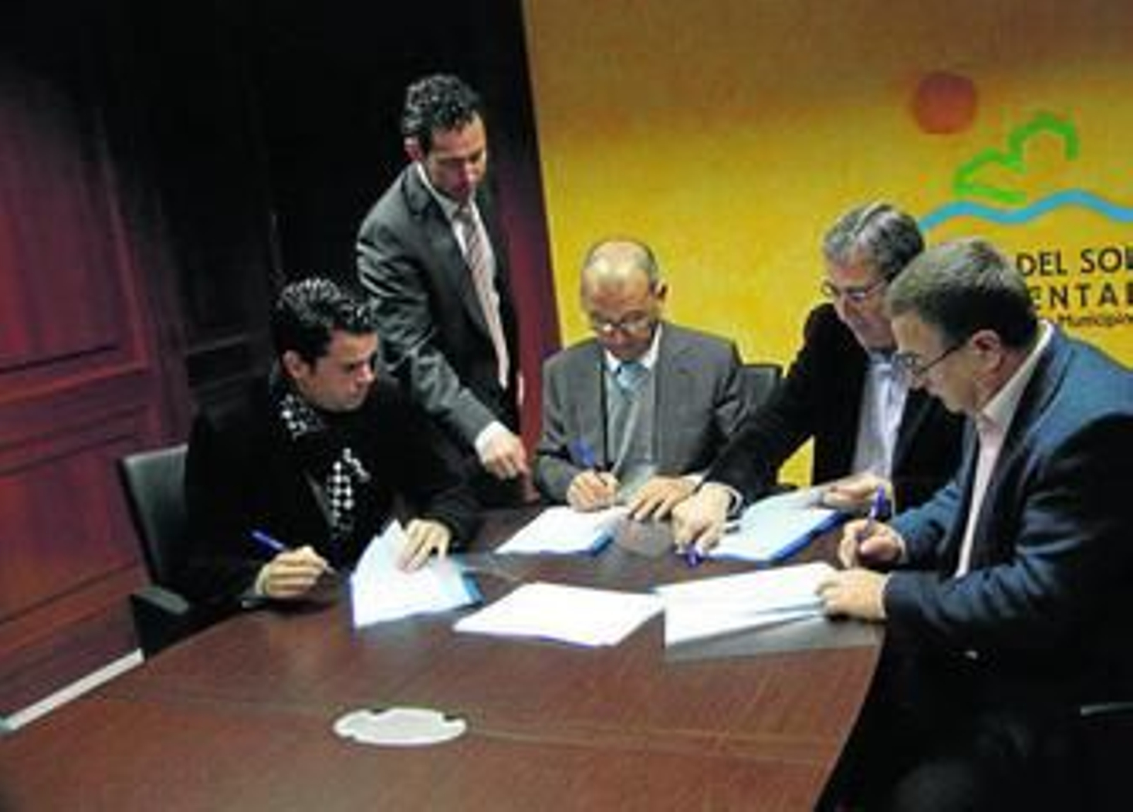 Momento de la firma de la encomienda, ayer, en la Mancomunidad.