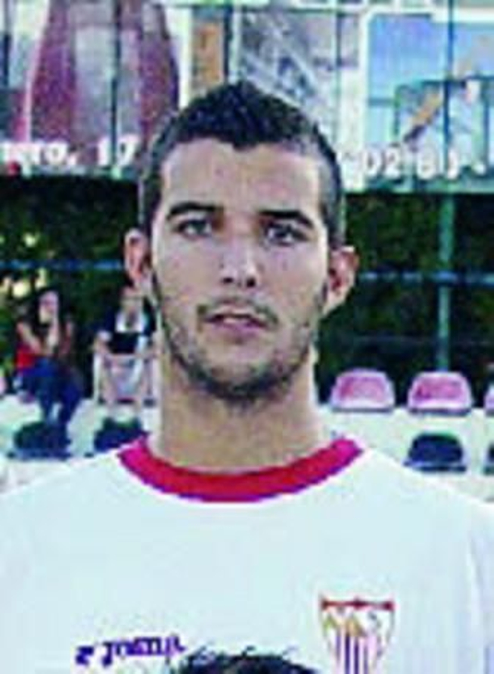 Dani Avilés intenta esquivar la entrada de un rival.