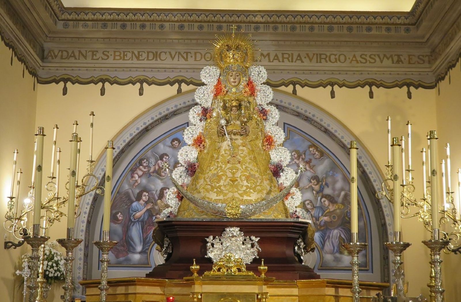 La Virgen del Rocío preside la parroquia de la Asunción de Almonte.