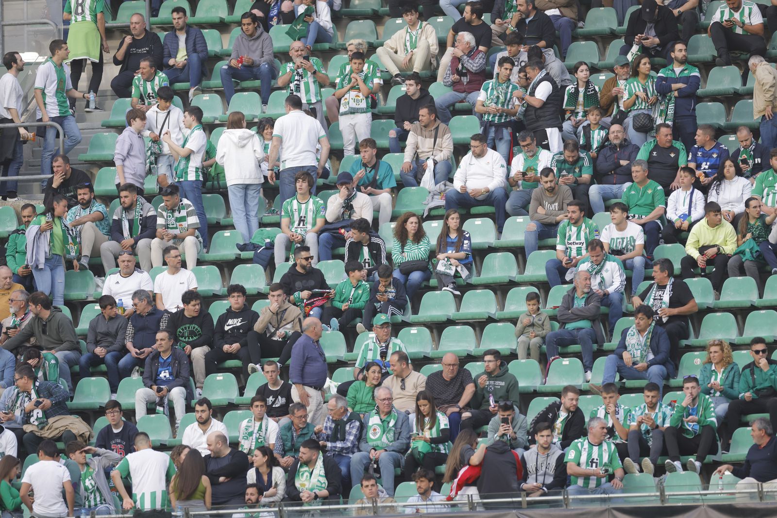 Búscate en las fotos del Betis-Manchester