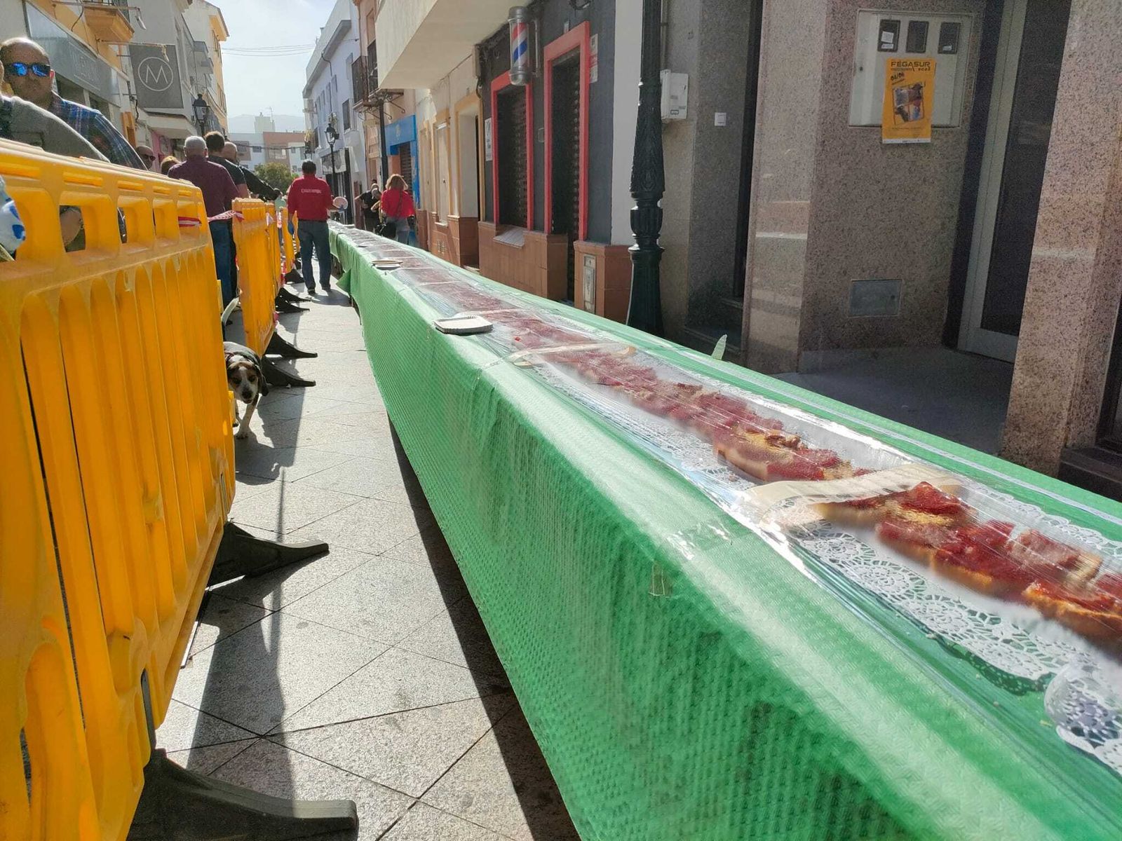 Fotos de la tosta ibérica de más de 150 metros preparada en Los Barrios
