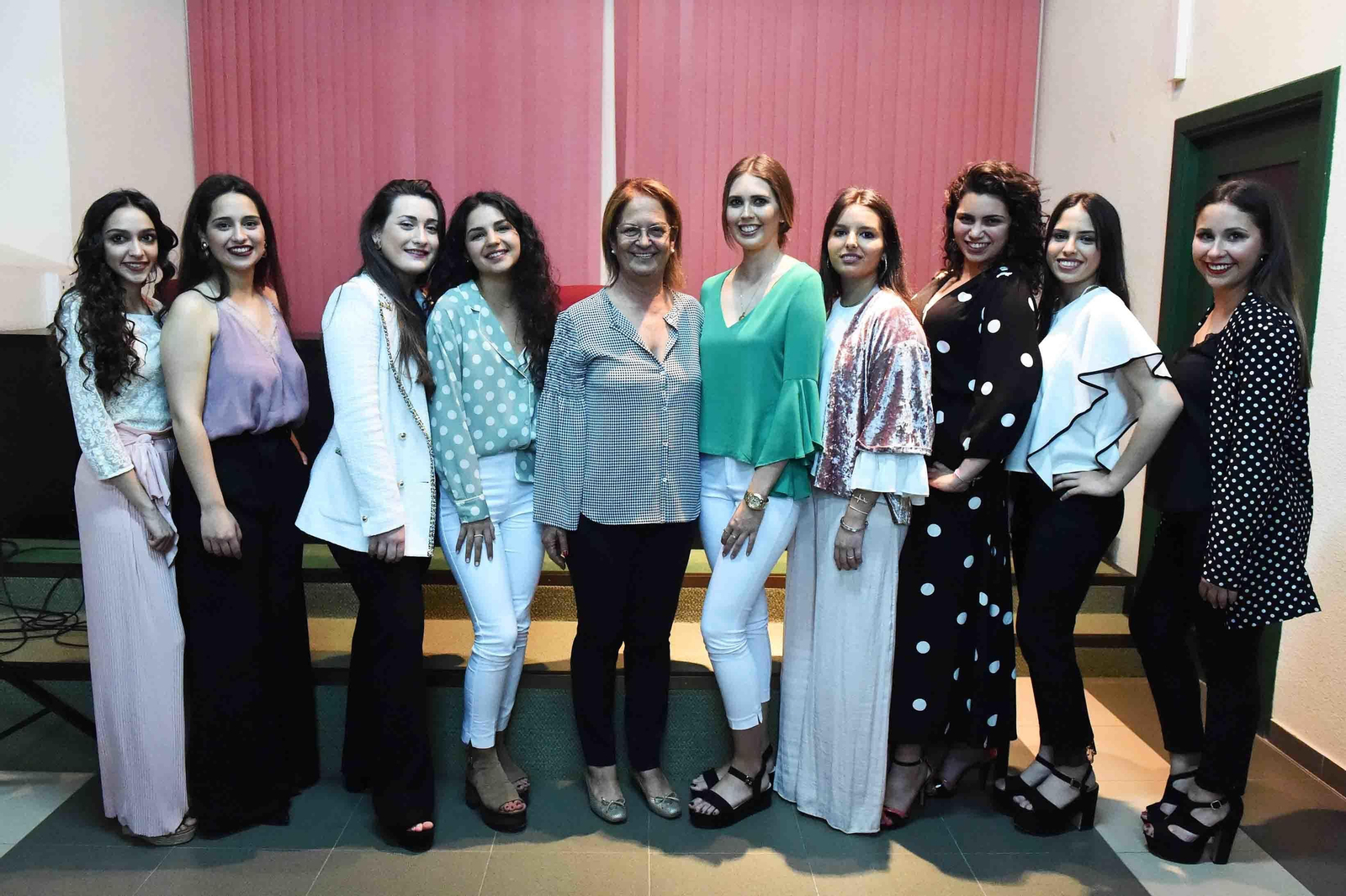 La reina juvenil y las damas