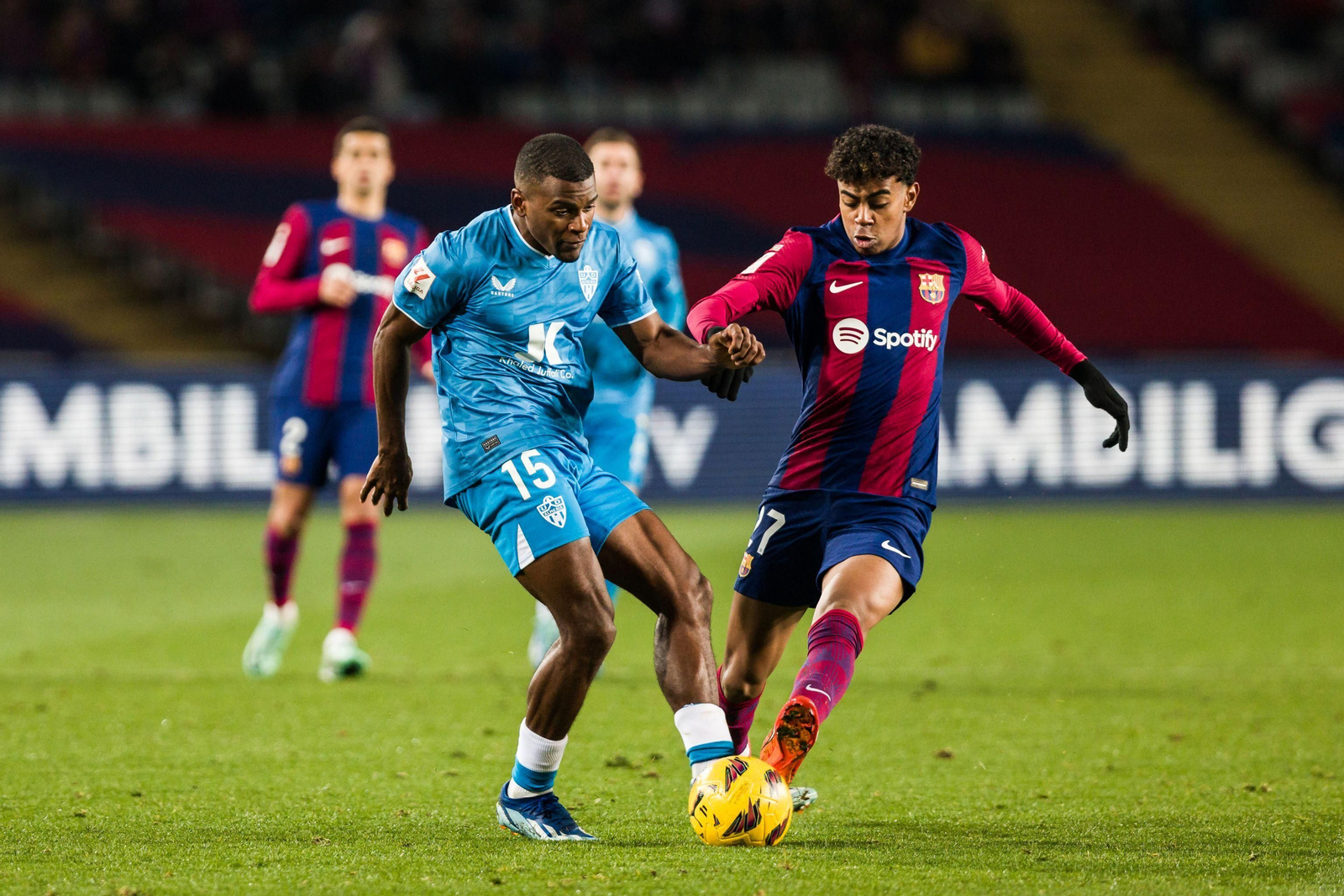 Akieme intenta frenar el avance de Lamine Yamal