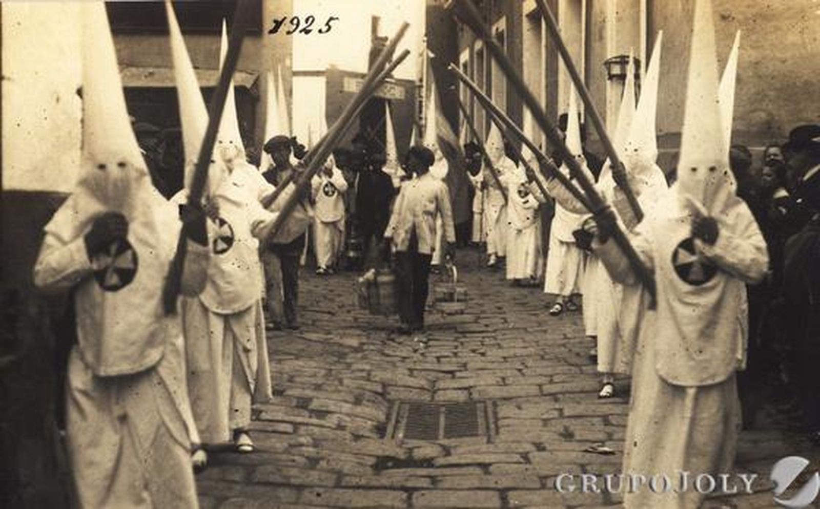 Imagen de los nazarenos de la Hermandad de la Amargura en 1925.