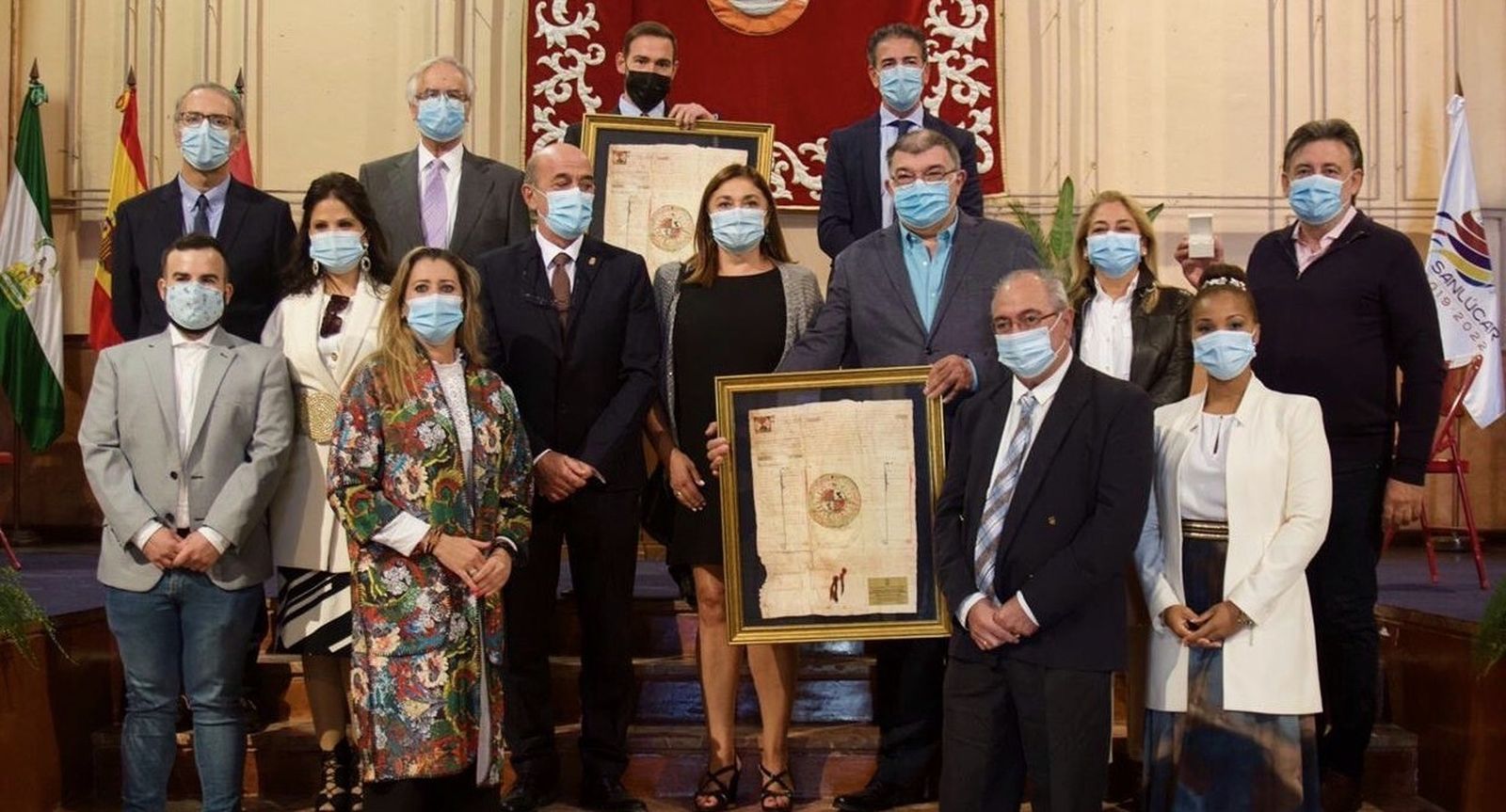El grupo de profesionales sanitarios que asistió al acto institucional, celebrado en el Auditorio de la Merced.