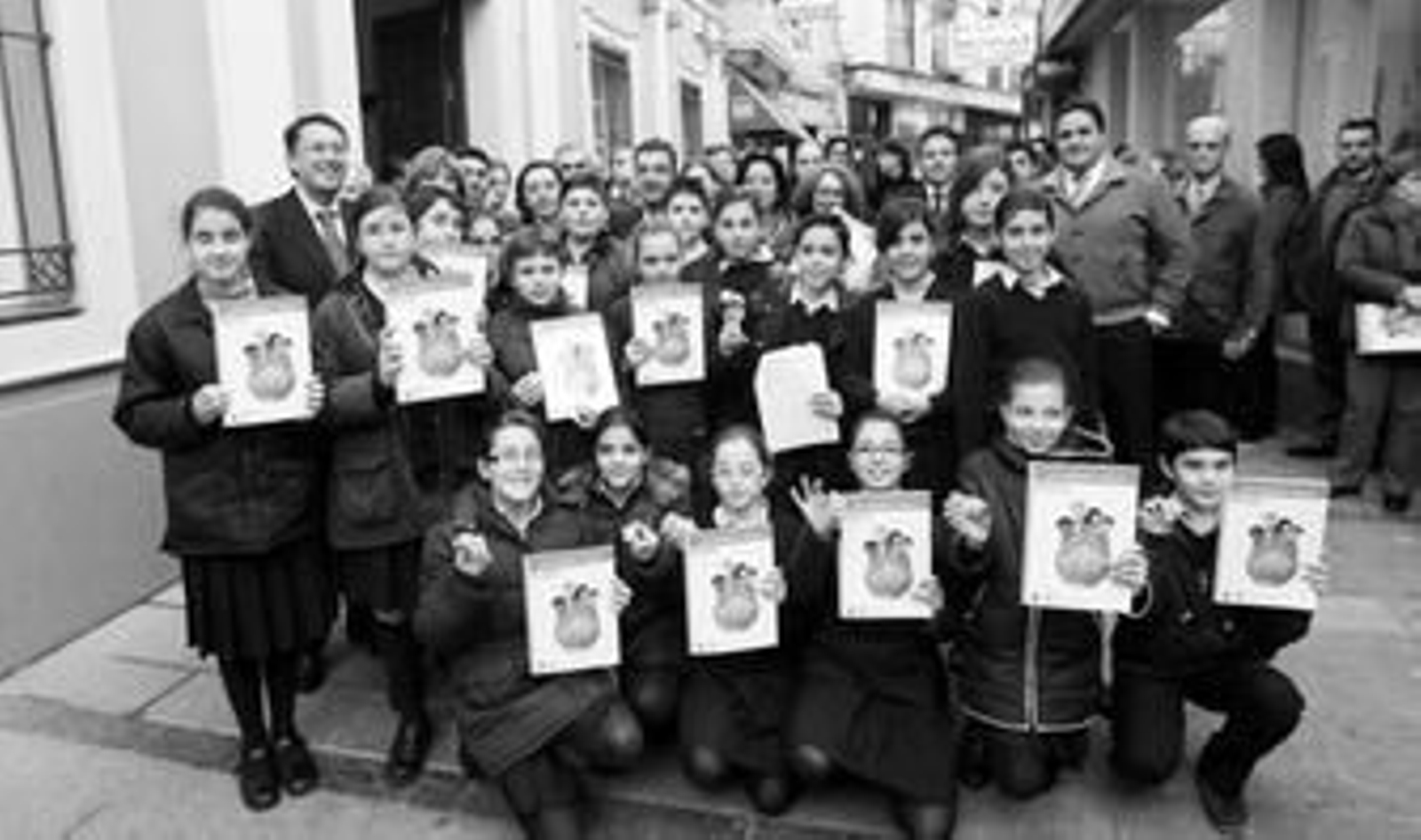 Los alumnos de La Milagrosa con el resto de participantes en la lectura del articulado los Derechos Humanos.
