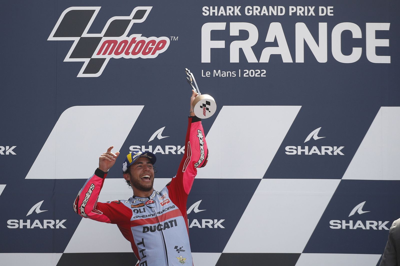 El italiano Enea Bastianini celebra su triunfo en Le Mans.