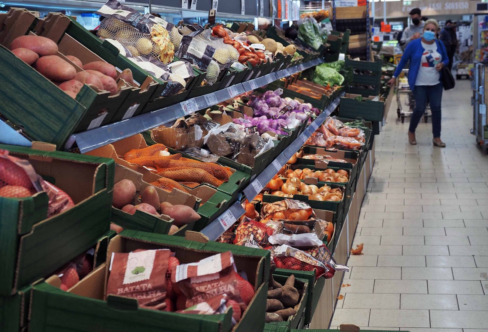 Frutas, verduras y hortalizas en un supermercado.