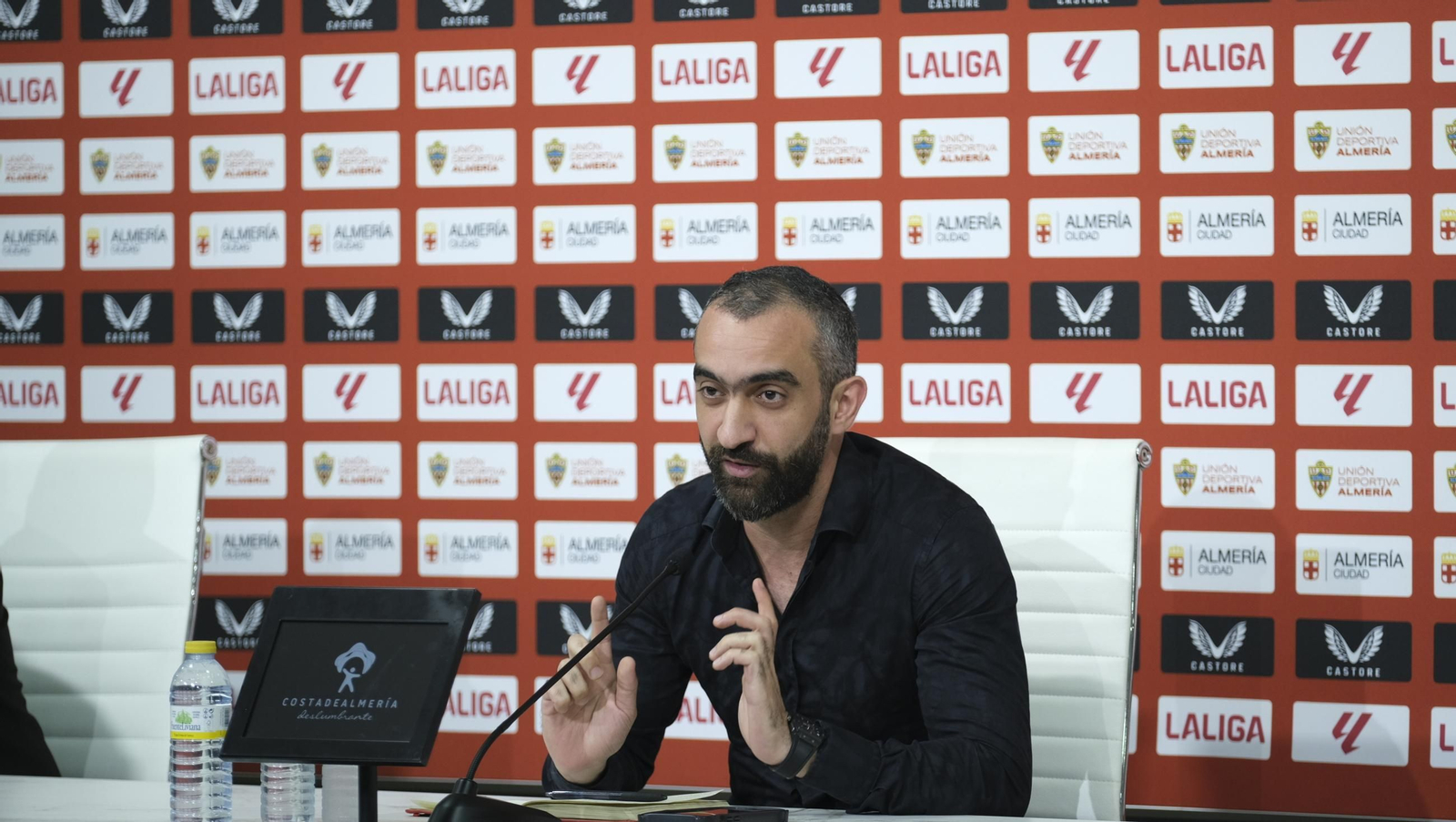 Mohamed El Assy, CEO de la U.D. Almería, en rueda de prensa, en imágenes
