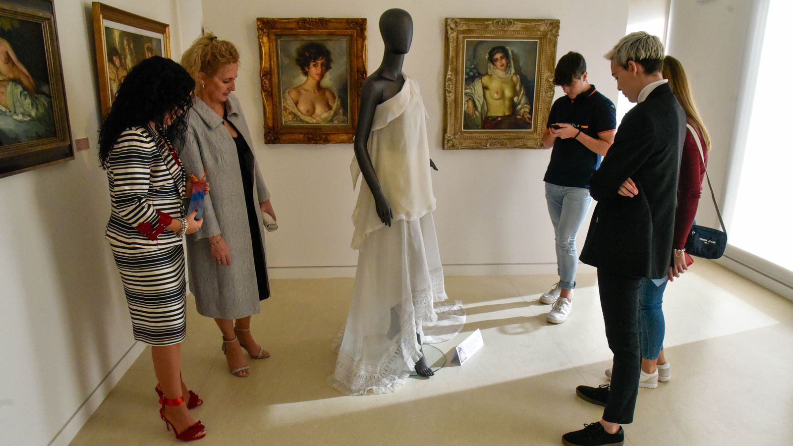 Exposición ' Vísteme: de la Alta Costura al Arte, 90 años de historia de la moda' en el Museo Cruz Herrera