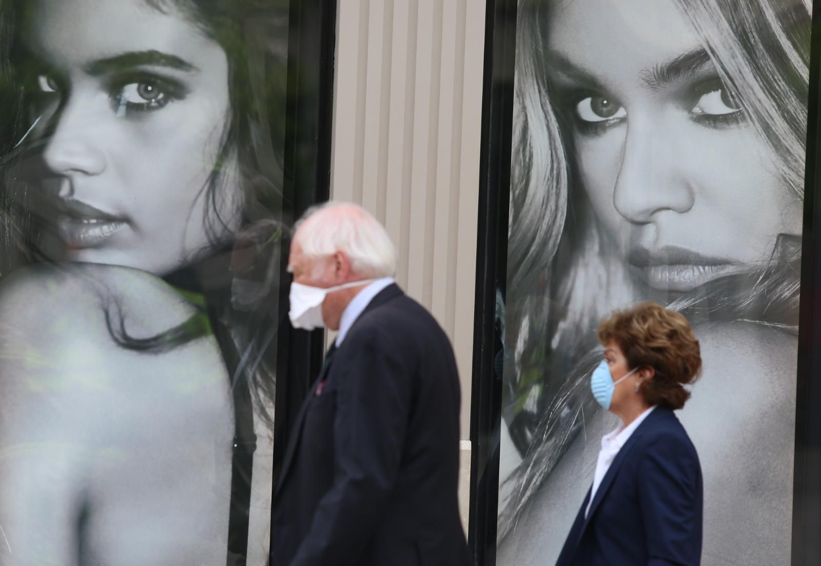 Dos personas con mascarillas.