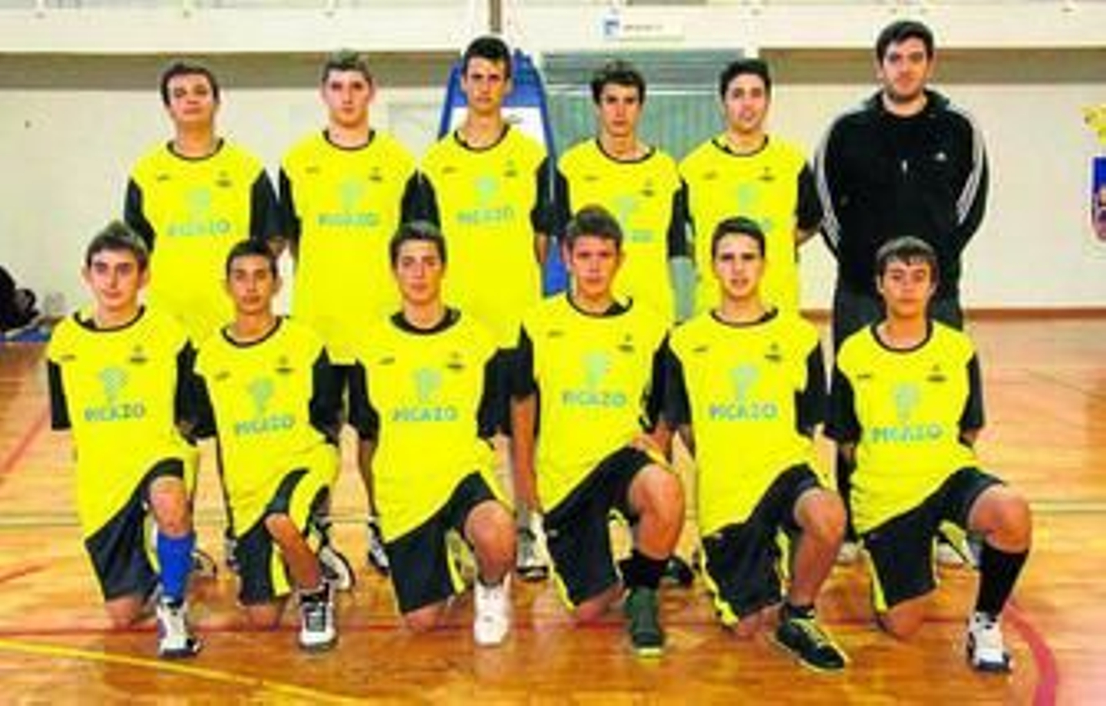 Formación de los cadetes del Cristalería Picazo.