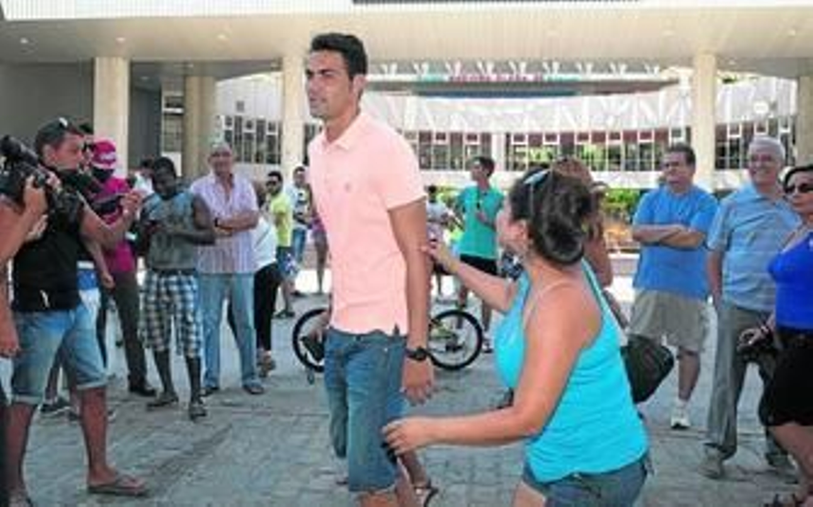 Una aficionada reclama la atención de un paciente y sonriente Iborra en la calle Sevilla FC, junto al Ramón Sánchez-Pizjuán.