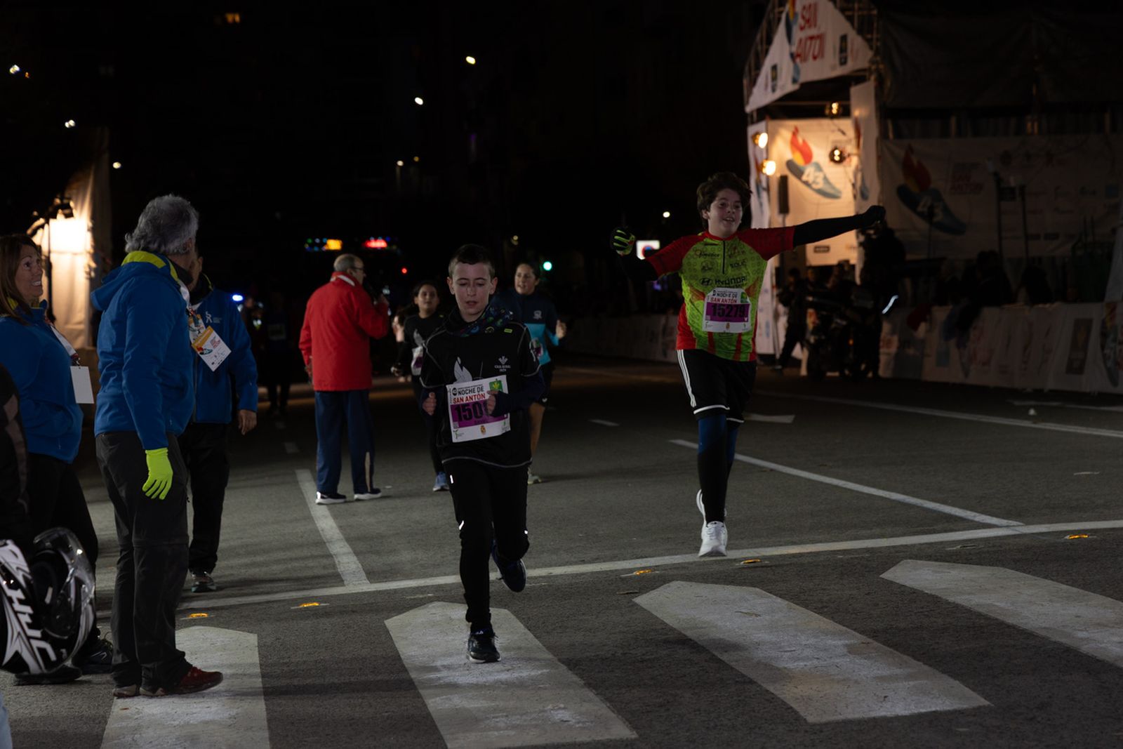 En imágenes: 2.000 atletas brillan con luz propia en la infantil de la Carrera de San Antón 2026