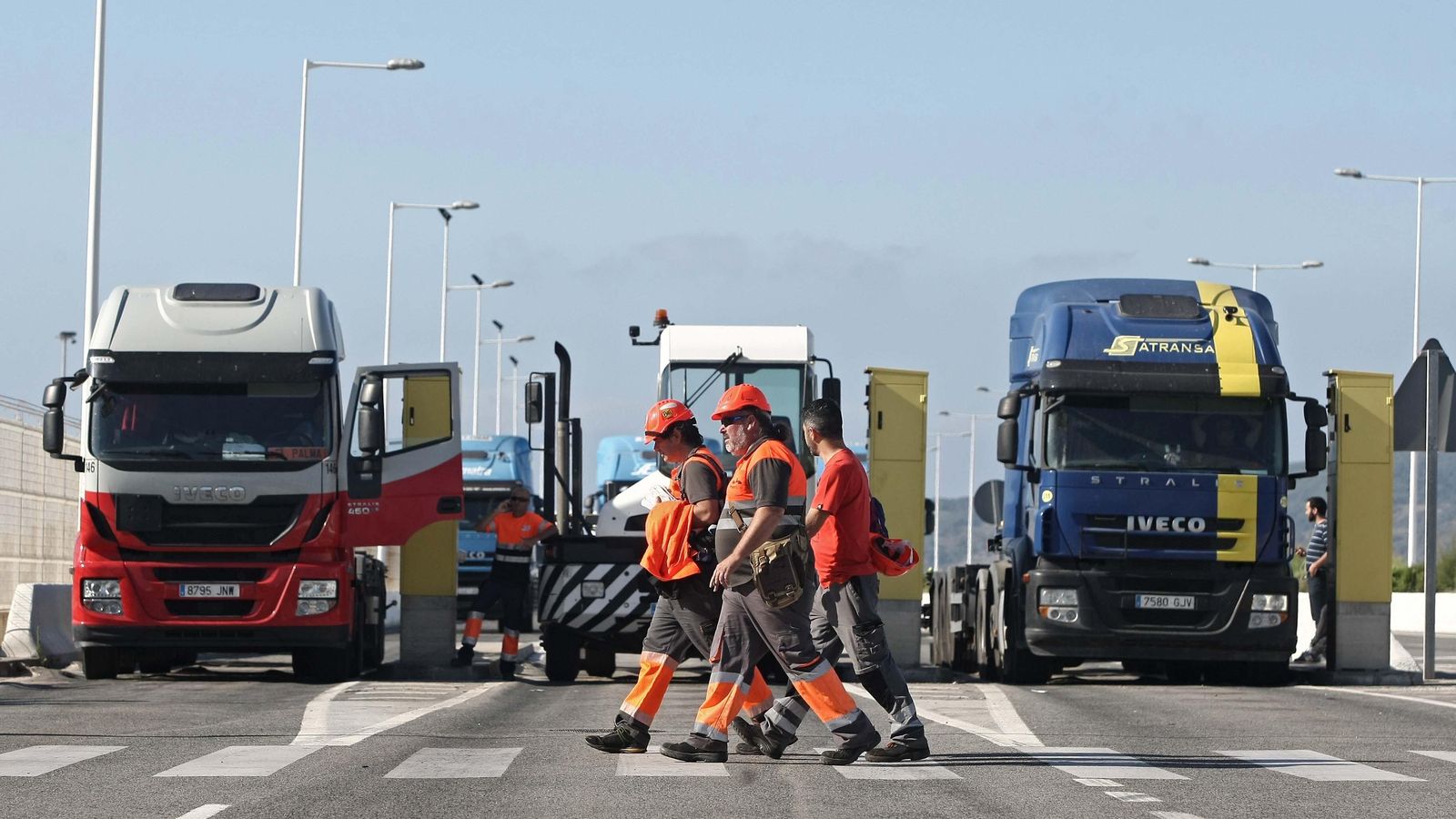 Tres estibadores caminan por el Puerto de Algeciras.