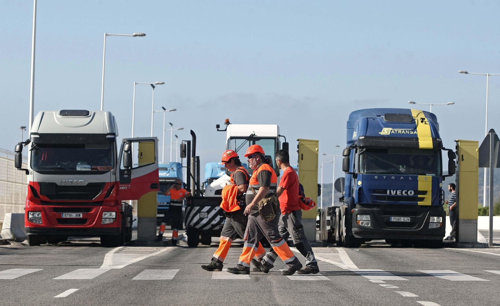 Tres estibadores caminan por el Puerto de Algeciras.