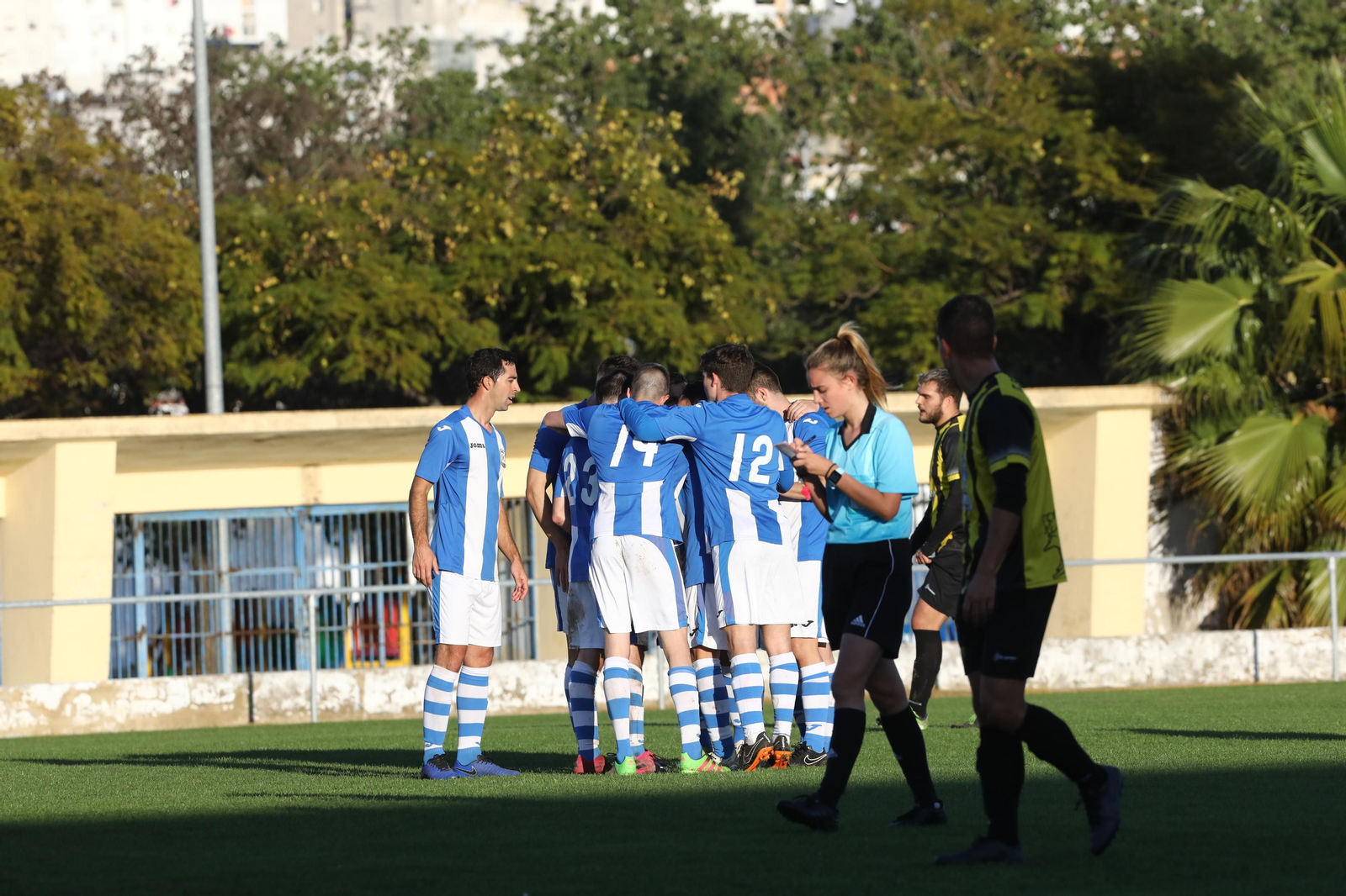 Los jugadores del Jerez Industrial celebran el primer tanto al Bazán el pasado domingo.
