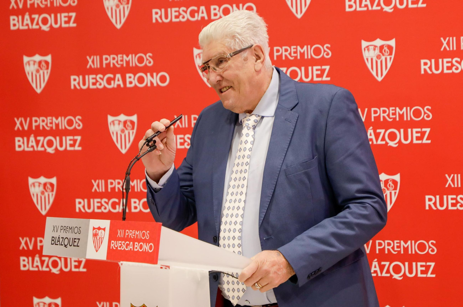Paco Reyes se dirige a la concurrencia en el antepalco del Sánchez-Pizjuán.