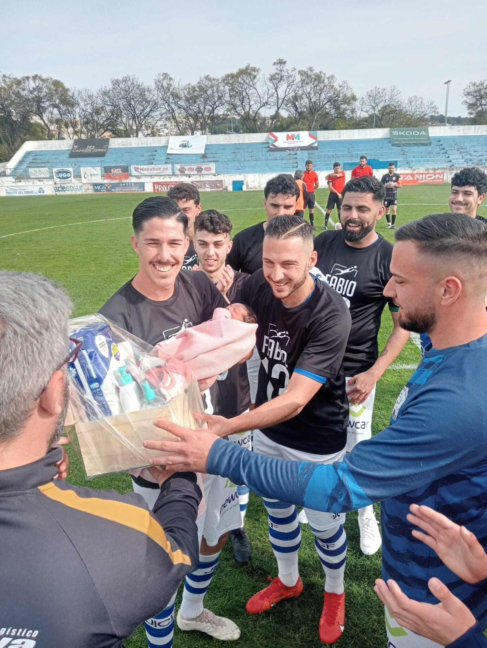 Quintero, padre hace unos días, recibió un regalo de sus compañeros.