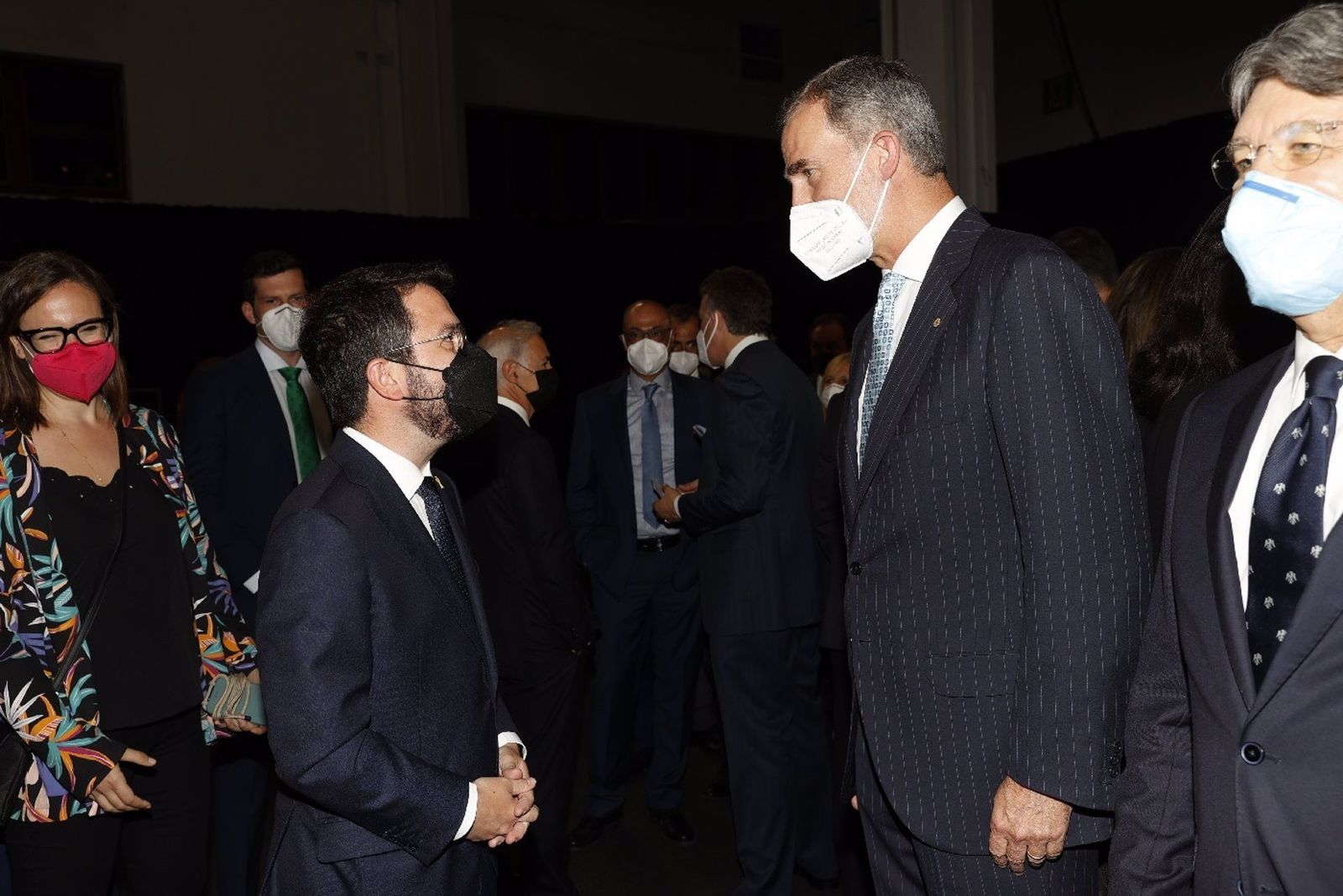 El Rey conversa con el presidente de la Generalitat de Cataluña, Pere Aragonés, durante la cena del World Mobile Congress 2021