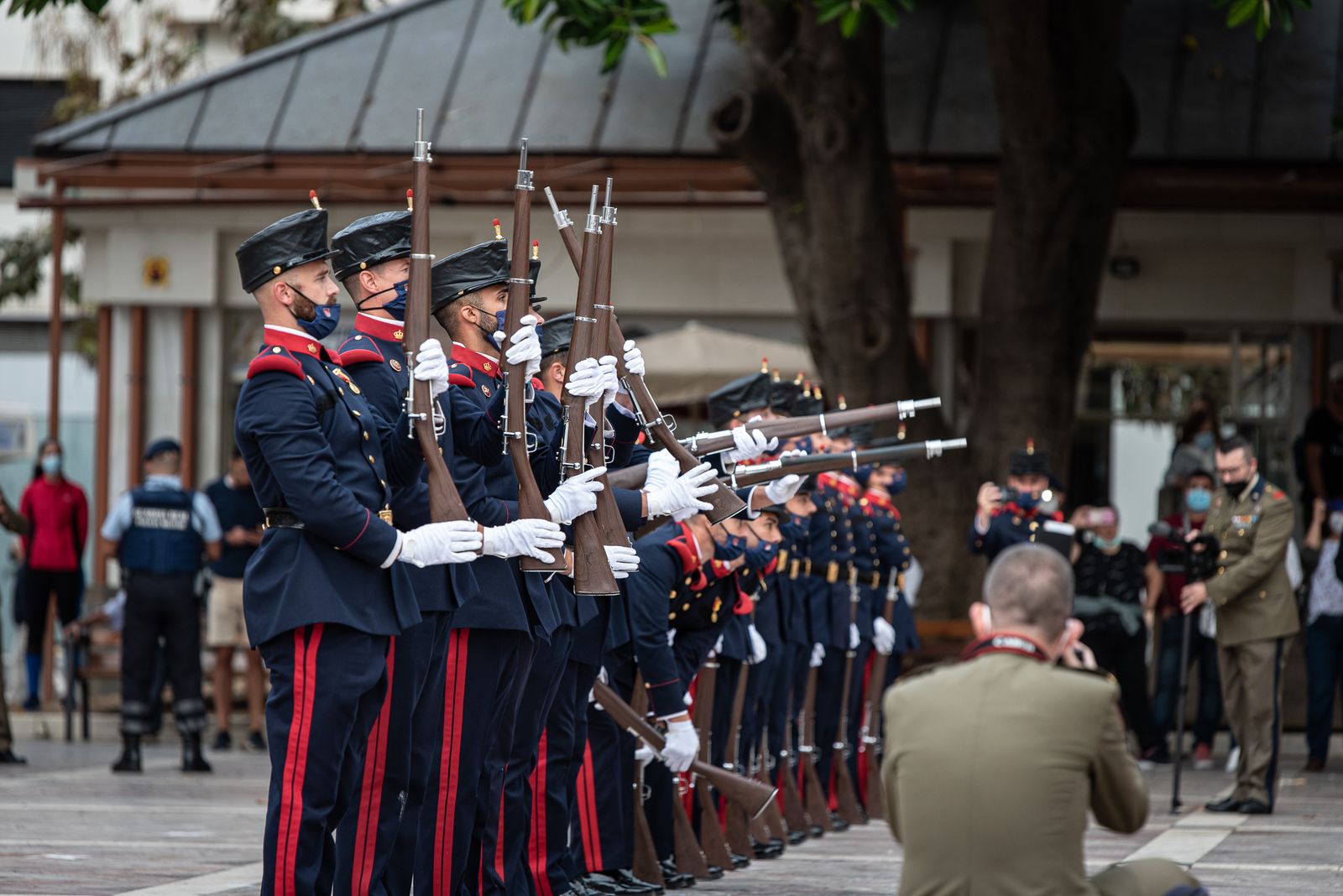 Imágenes del desfile de la Guardia Real por el centro de Huelva