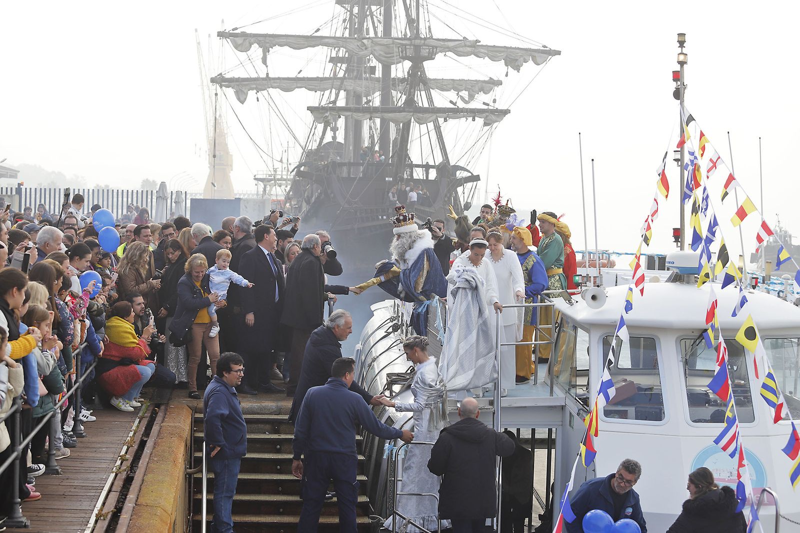 Imágenes de la mágica llegada de los Reyes Magos y la Estrella de la Ilusión a Huelva en barco