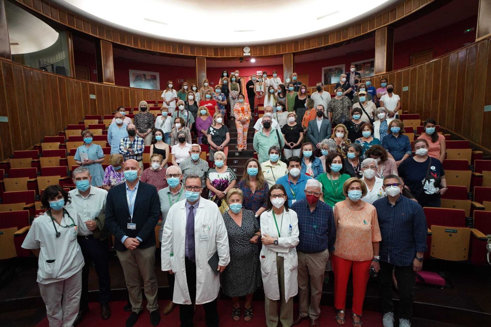 Foto de los pacientes y el personal médico del Virgen de las Nieves.