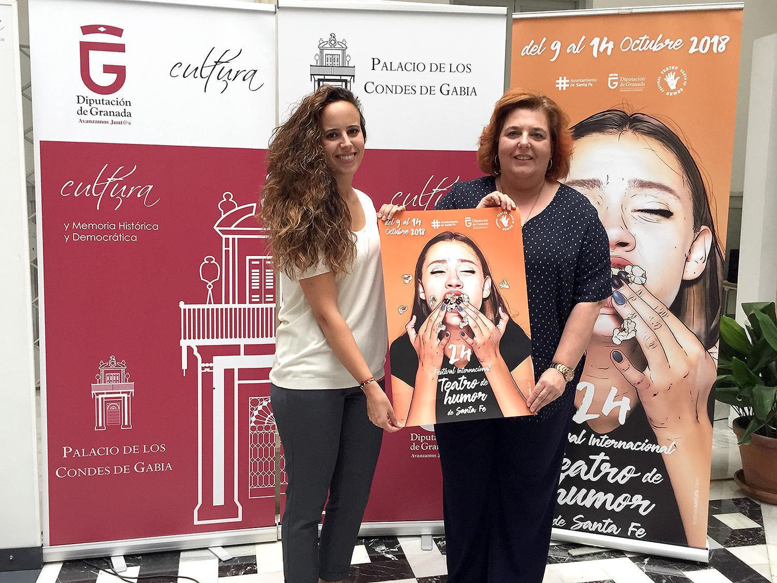 La concejal de Cultura en el Ayuntamiento de Santa Fe, Patricia Carrasco, y  la diputada del ramo, Fátima Gómez, durante la presentación del festival.