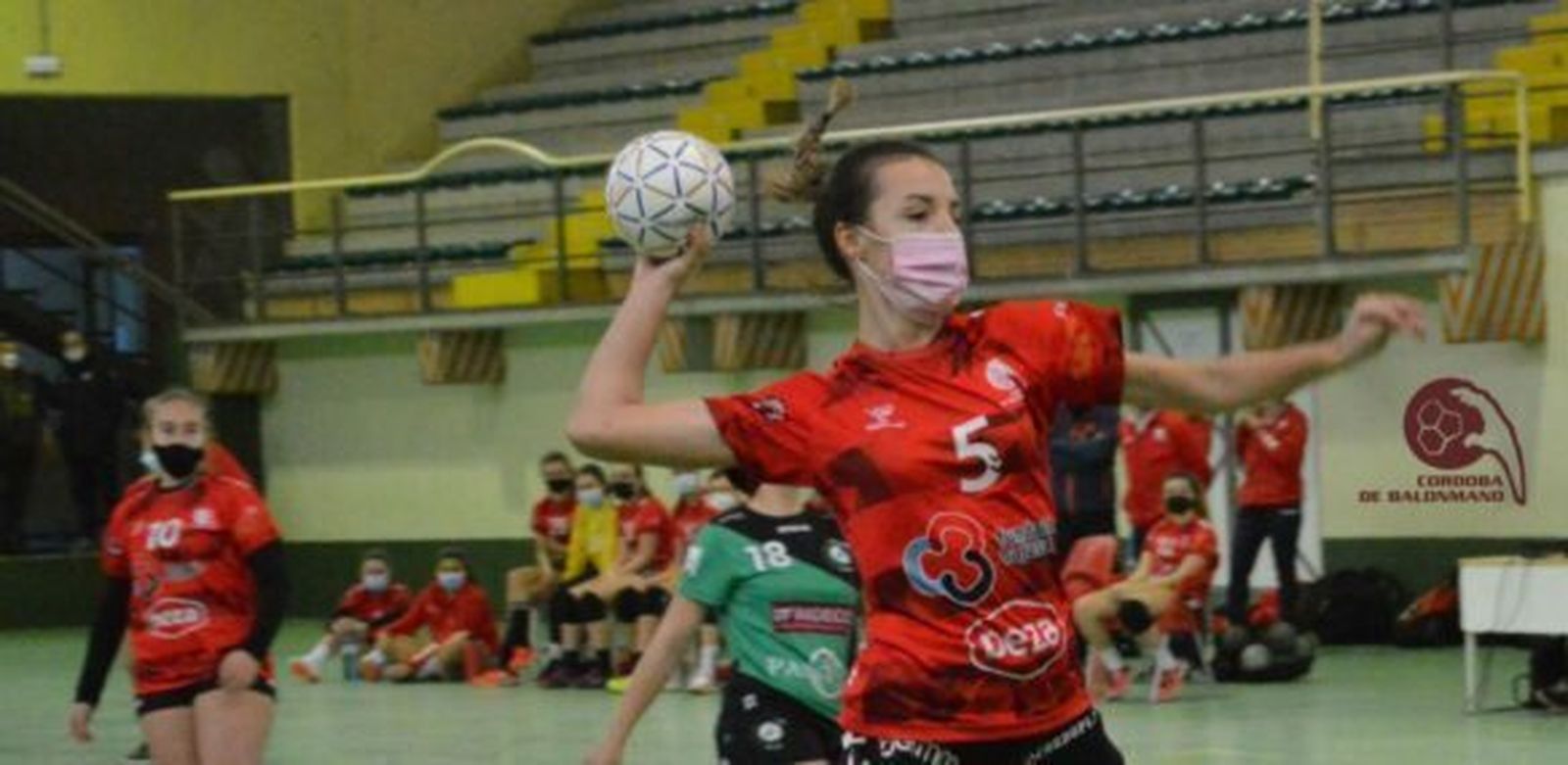 Una jugadora de la Escuela Deportiva de Balonmano.