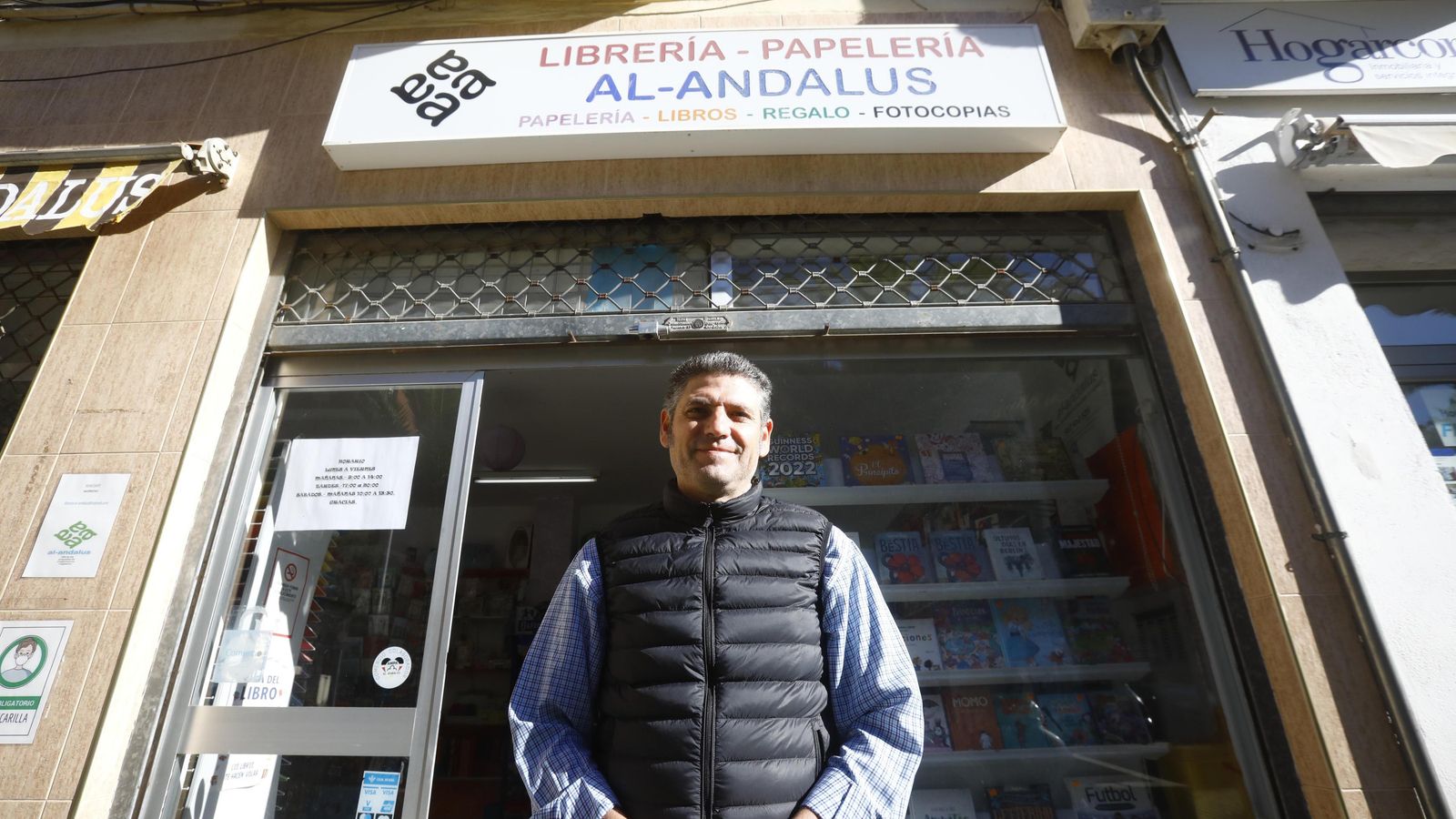 Juan Dios en la puerta de la Librería Al-Andalus