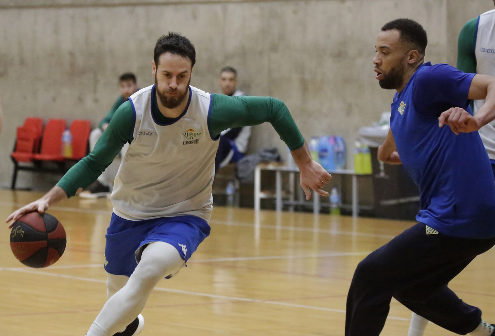 Almazán encara a Conger en un entrenamiento.