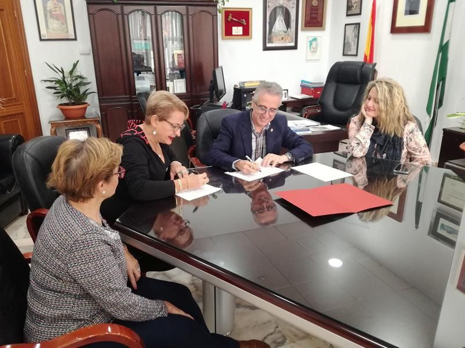 Juan Pérez y María del Carmen Chicano firman el convenio.
