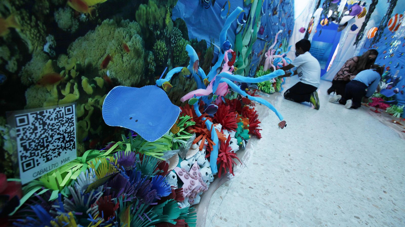 Detalle de la decoración con uno de los códigos QR que aportan información.