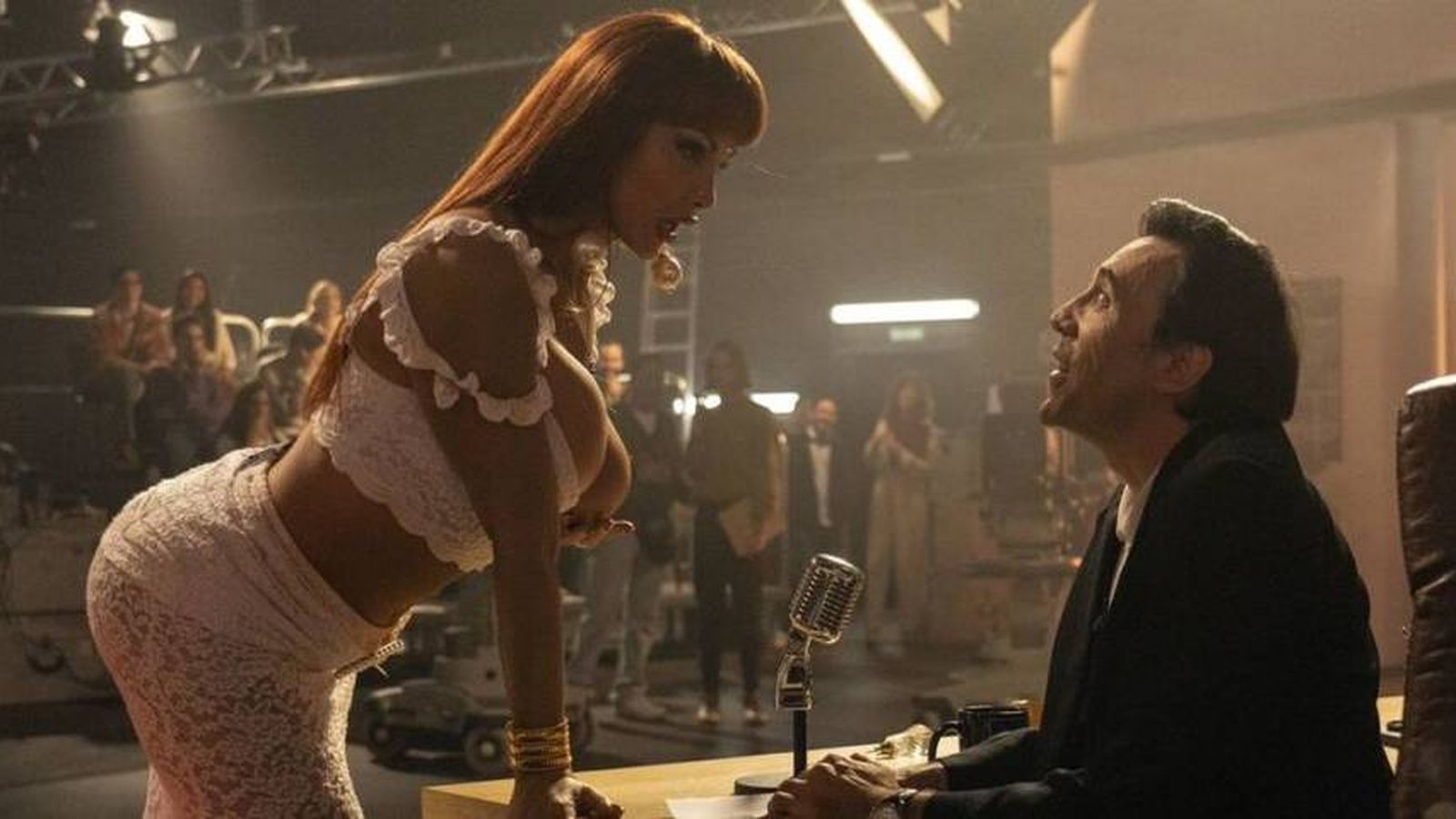 Cristina Ortiz, 'la Veneno', y el personaje que representa a Pepe Navarro en la realidad, en una secuencia de la serie.