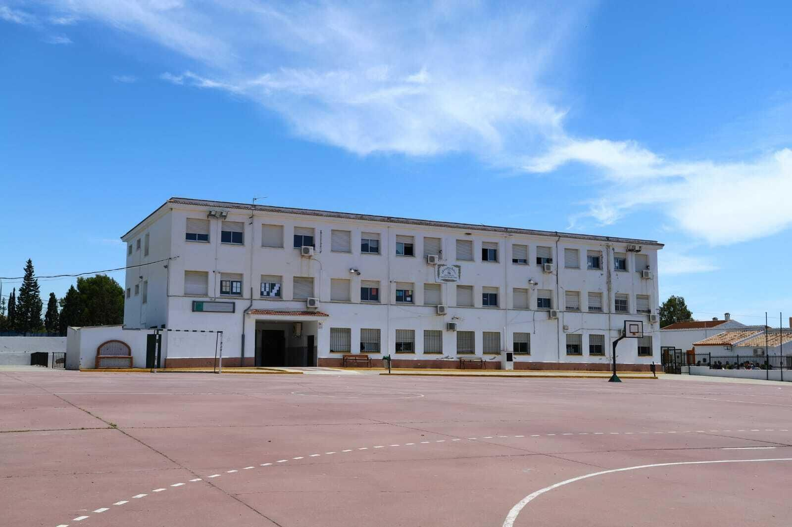 Las fotos de la protesta de padres a las puertas del colegio afectado por pulgas