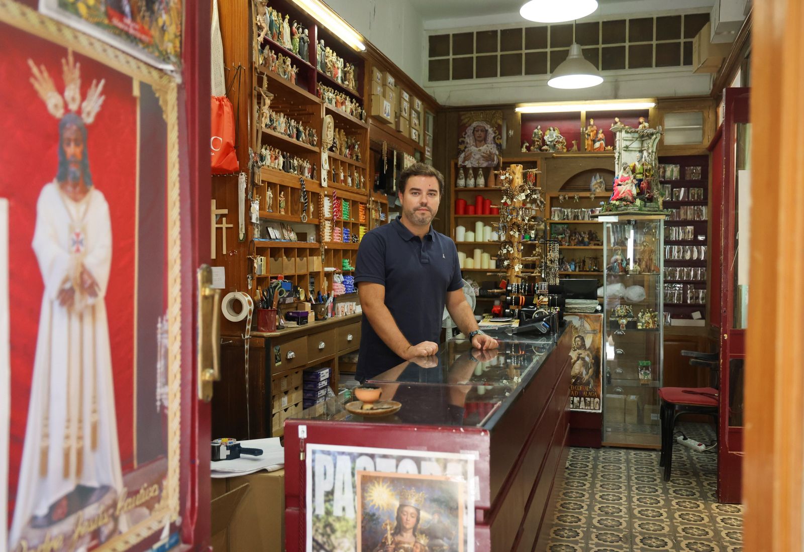 José Ignacio Gonzalo en el mostrador de la Cerería Zalo.