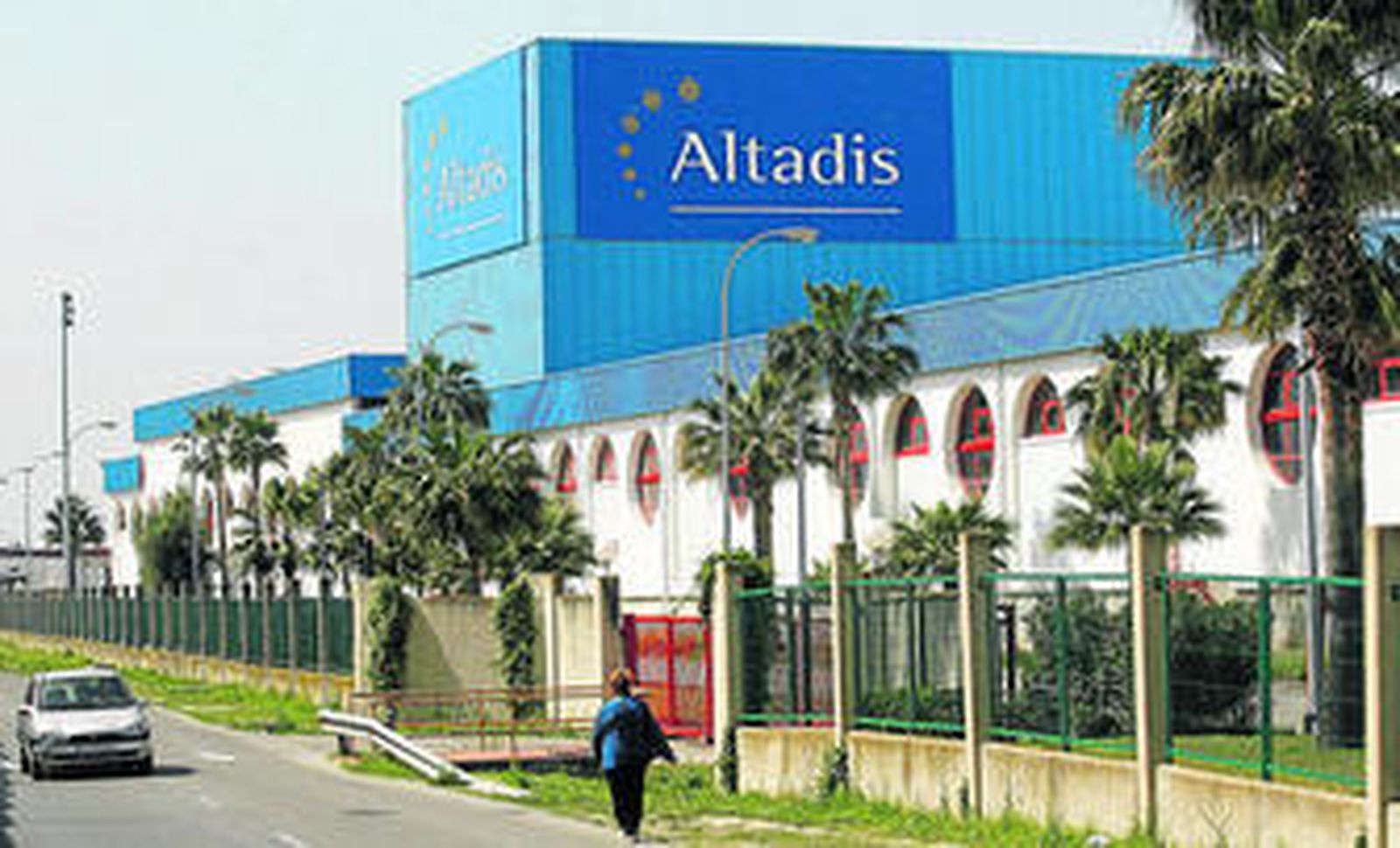 Las antiguas instalaciones de Altadis en la entrada a Cádiz.