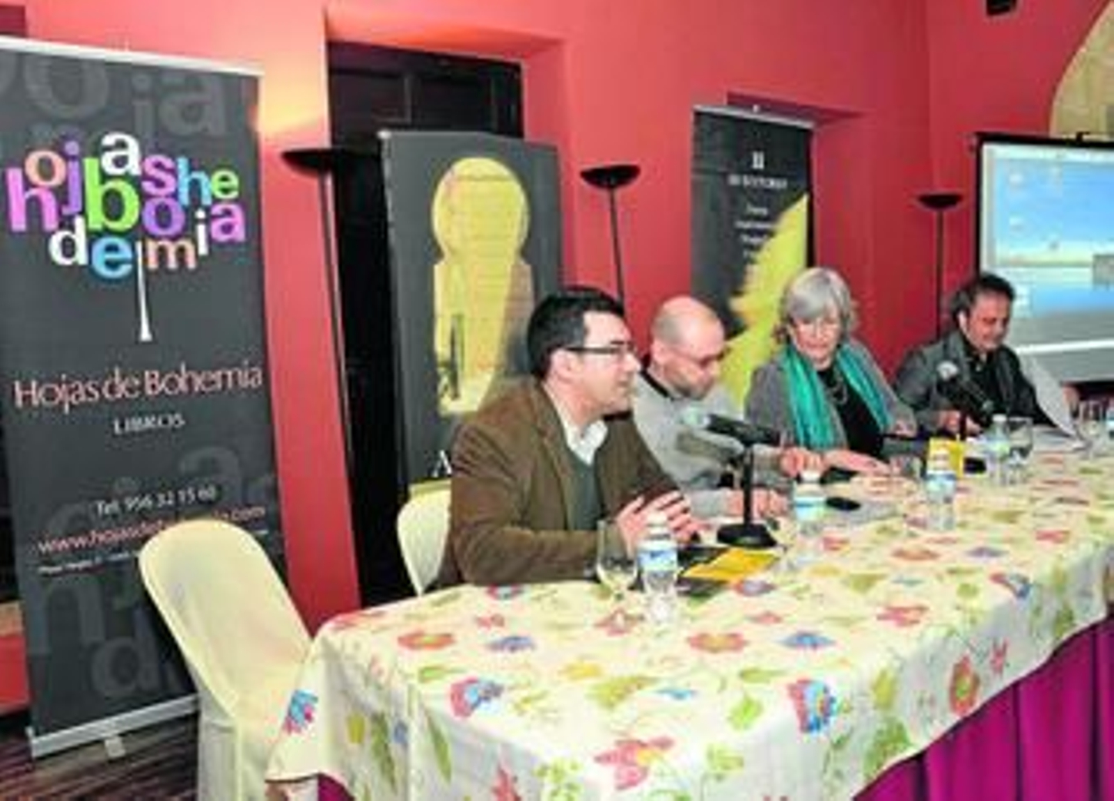 Uno de los coordinadores de la cita, Miguel Ángel Borrego (i), ayer, junto a los autores, en el Alcázar.