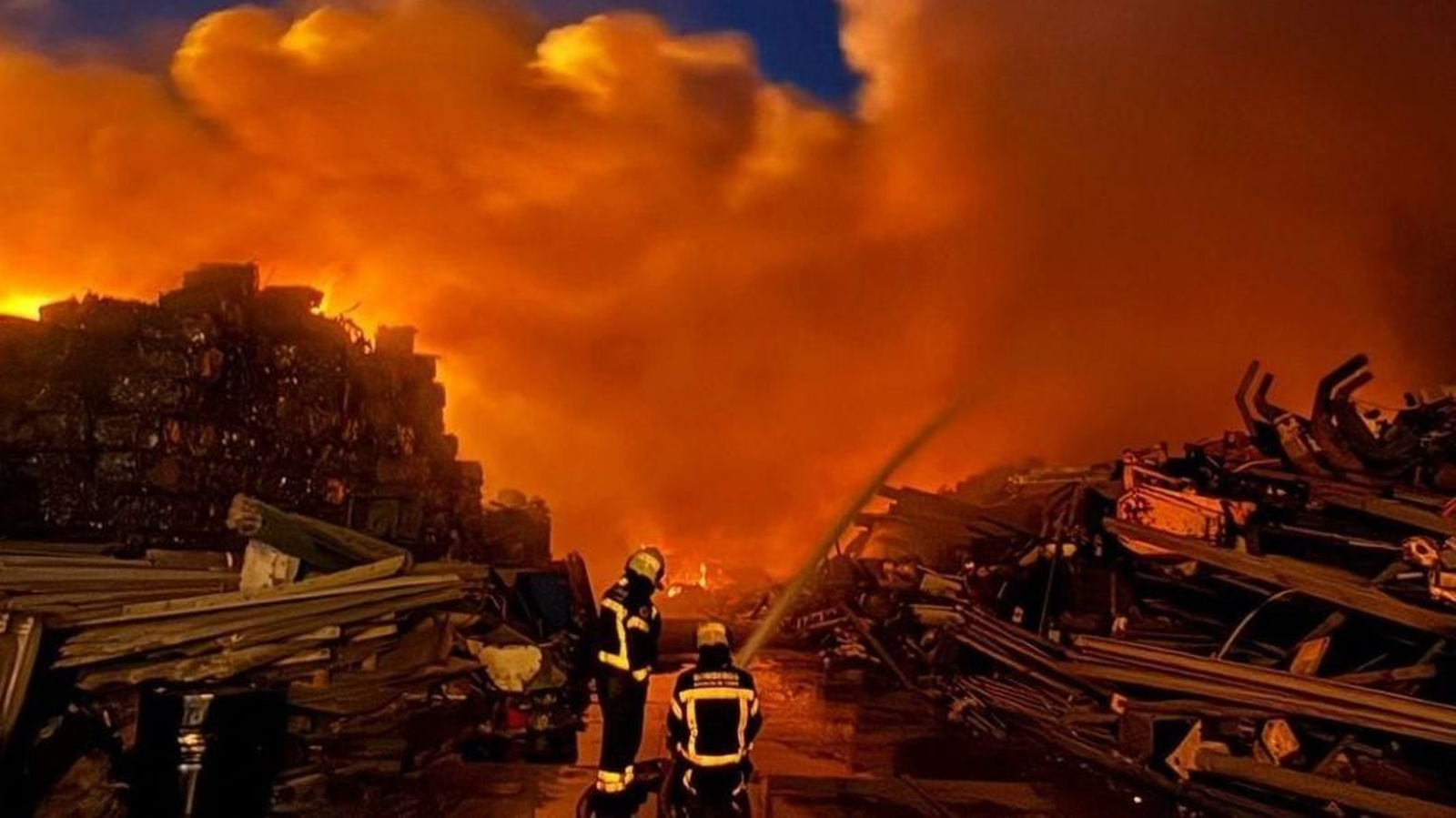 Bomberos da por controlado el incendio en la chatarrería del Puente del Duque en Jerez