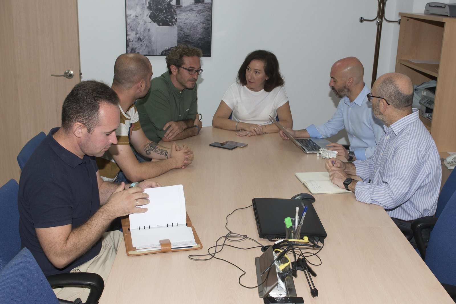 El alcalde de Puerto Serrano, Daniel Pérez, y la diputada Isabel Gallardo, durante la reunión .
